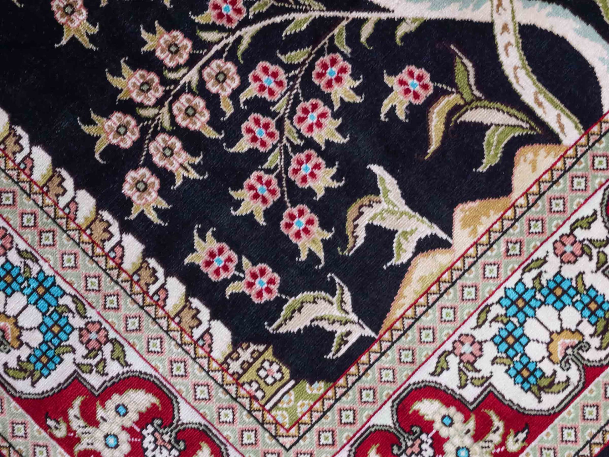 Handgeknüpfter Sino Hereke Seidenteppich von Khademi aus reiner Seide, schwarz-rot Feiner, chinesischer Teppich mit Lebensbaum, signiert. Orientteppich, geknüpft in China. Größe: 160 x 95 cm. Teppichnummer: SB3-1090 | Jupiter Intl