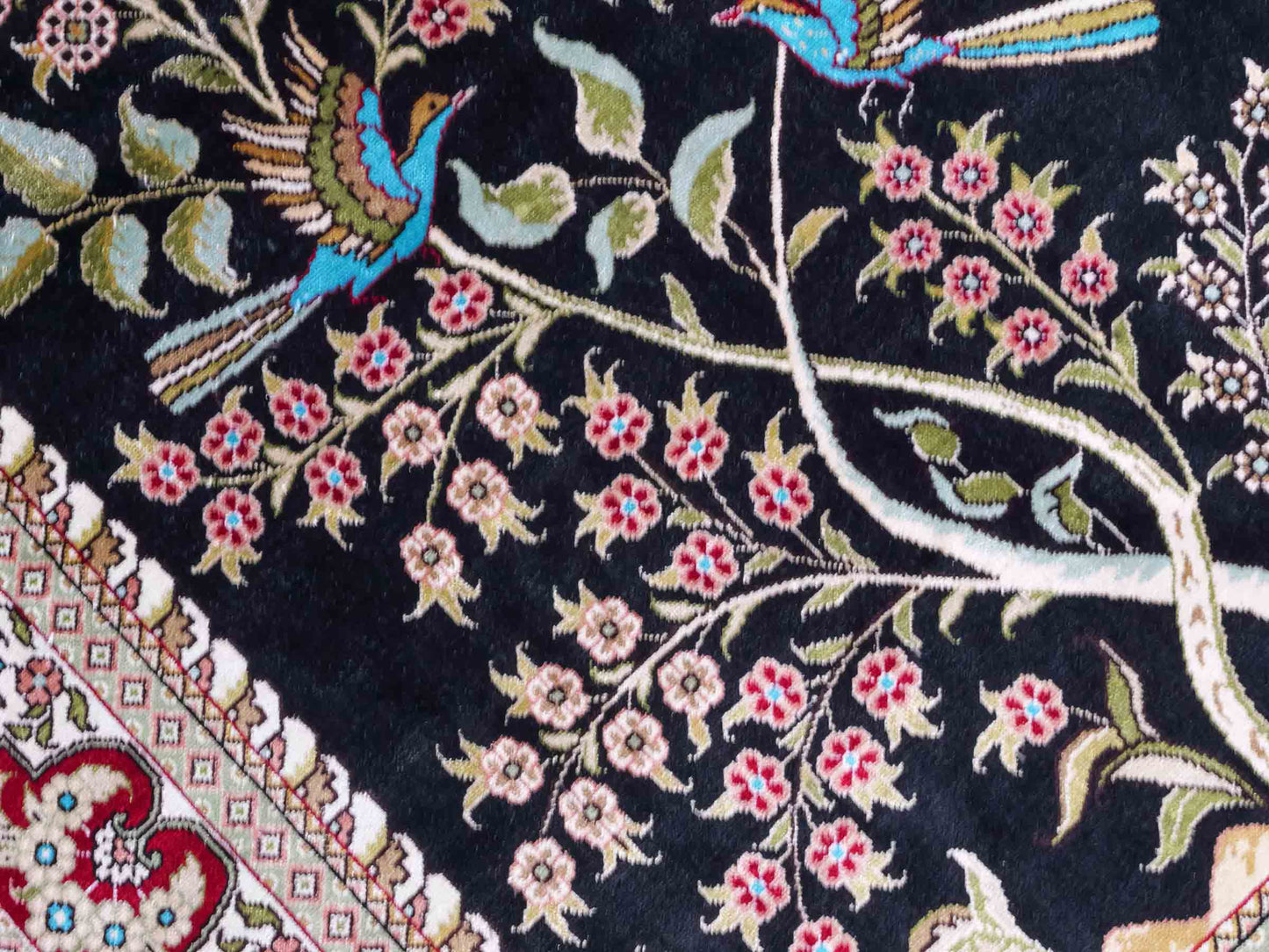 Handgeknüpfter Sino Hereke Seidenteppich von Khademi aus reiner Seide, schwarz-rot Feiner, chinesischer Teppich mit Lebensbaum, signiert. Orientteppich, geknüpft in China. Größe: 160 x 95 cm. Teppichnummer: SB3-1090 | Jupiter Intl