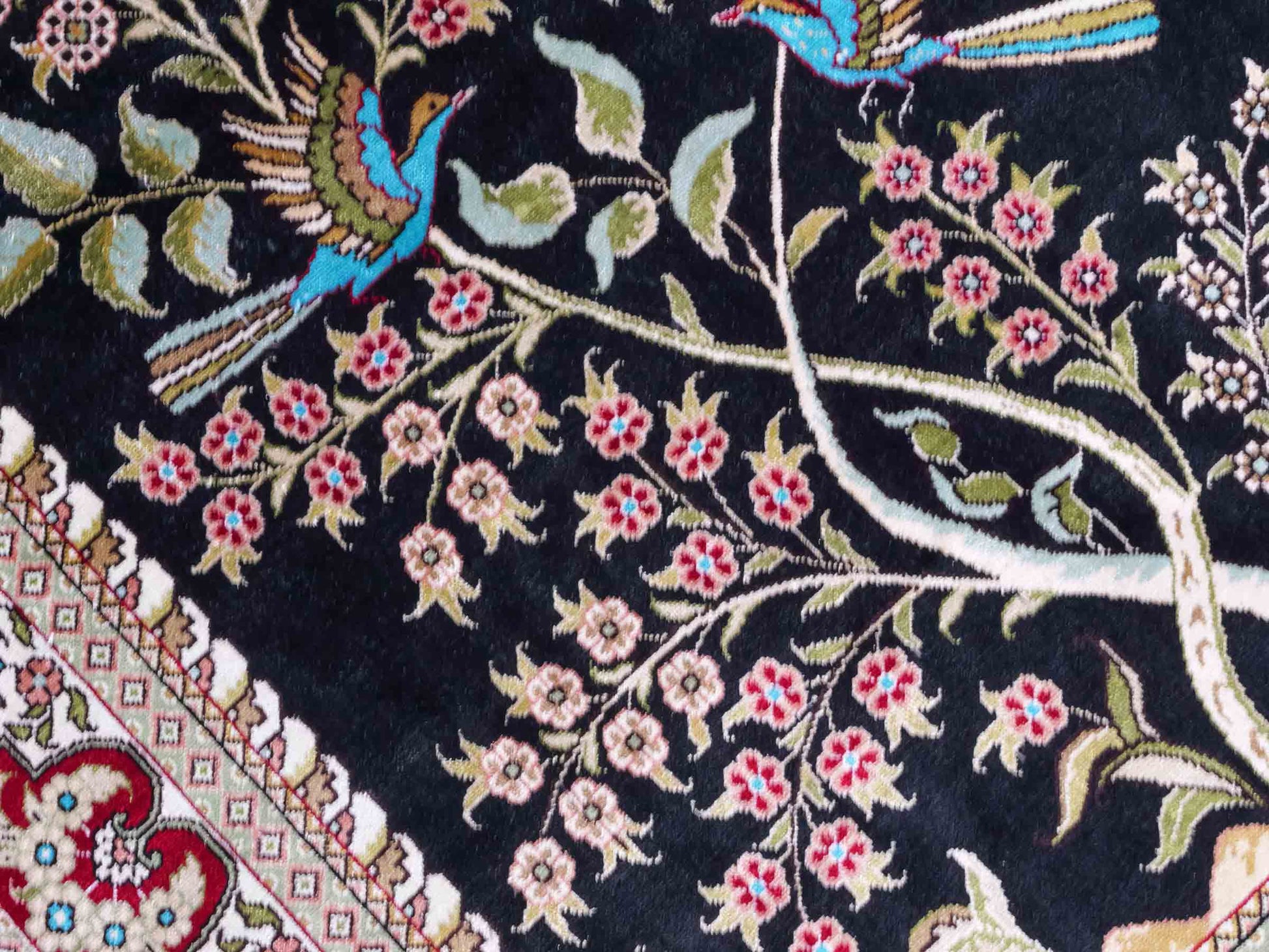 Handgeknüpfter Sino Hereke Seidenteppich von Khademi aus reiner Seide, schwarz-rot Feiner, chinesischer Teppich mit Lebensbaum, signiert. Orientteppich, geknüpft in China. Größe: 160 x 95 cm. Teppichnummer: SB3-1090 | Jupiter Intl