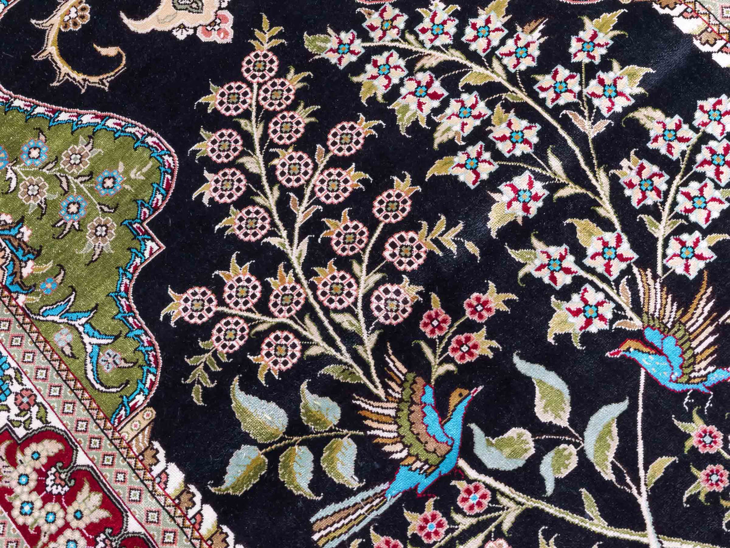 Handgeknüpfter Sino Hereke Seidenteppich von Khademi aus reiner Seide, schwarz-rot Feiner, chinesischer Teppich mit Lebensbaum, signiert. Orientteppich, geknüpft in China. Größe: 160 x 95 cm. Teppichnummer: SB3-1090 | Jupiter Intl