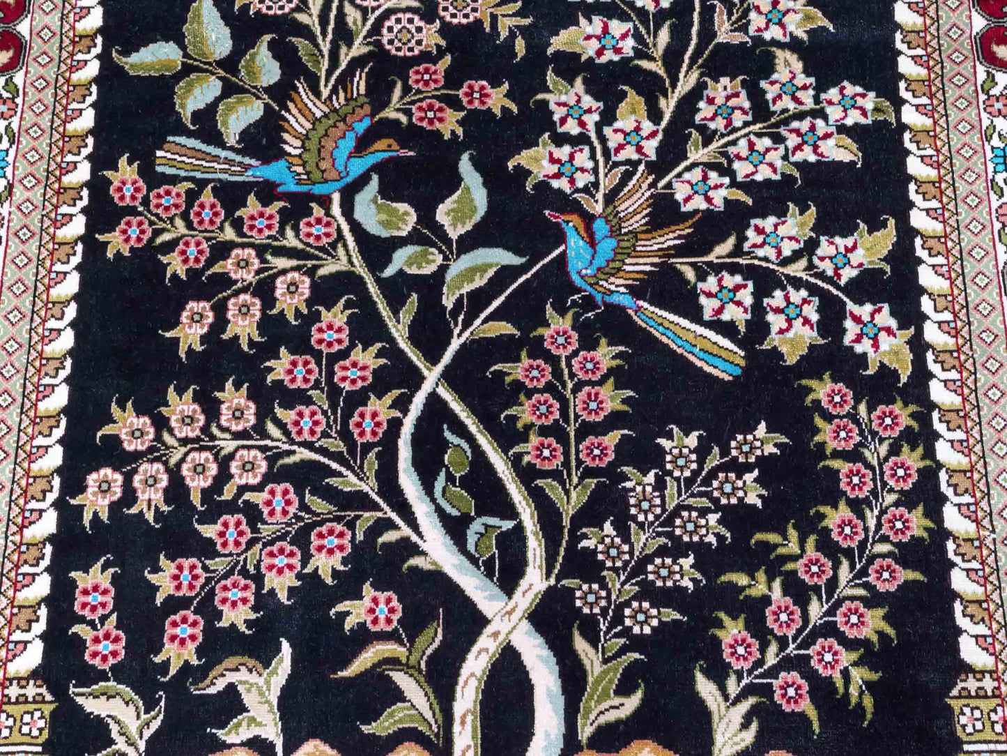 Handgeknüpfter Sino Hereke Seidenteppich von Khademi aus reiner Seide, schwarz-rot Feiner, chinesischer Teppich mit Lebensbaum, signiert. Orientteppich, geknüpft in China. Größe: 160 x 95 cm. Teppichnummer: SB3-1090 | Jupiter Intl