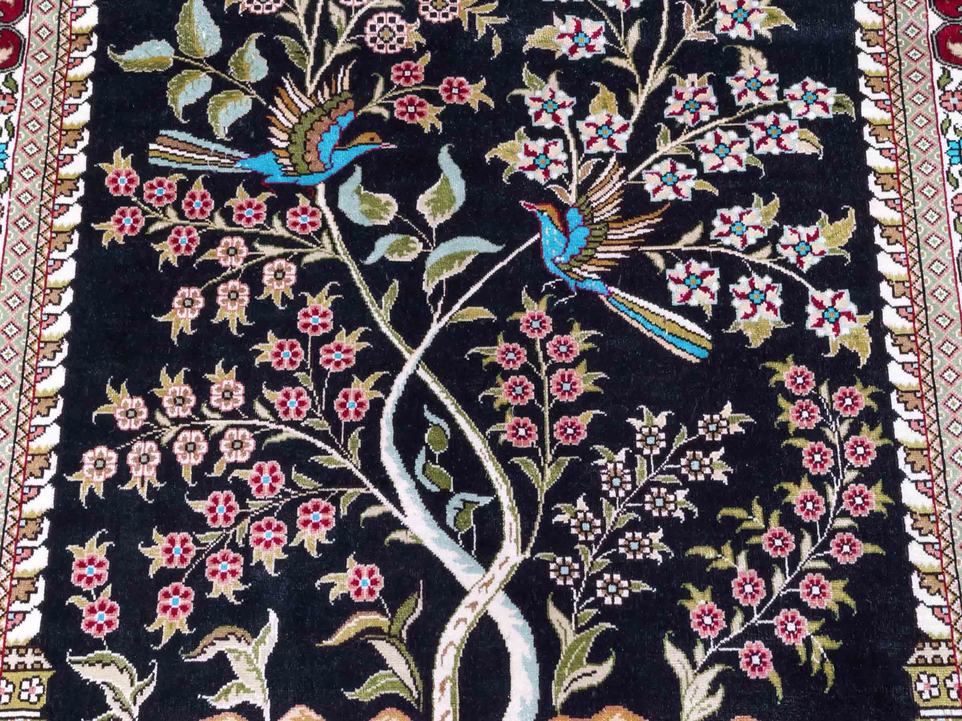 Handgeknüpfter Sino Hereke Seidenteppich von Khademi aus reiner Seide, schwarz-rot Feiner, chinesischer Teppich mit Lebensbaum, signiert. Orientteppich, geknüpft in China. Größe: 160 x 95 cm. Teppichnummer: SB3-1090 | Jupiter Intl