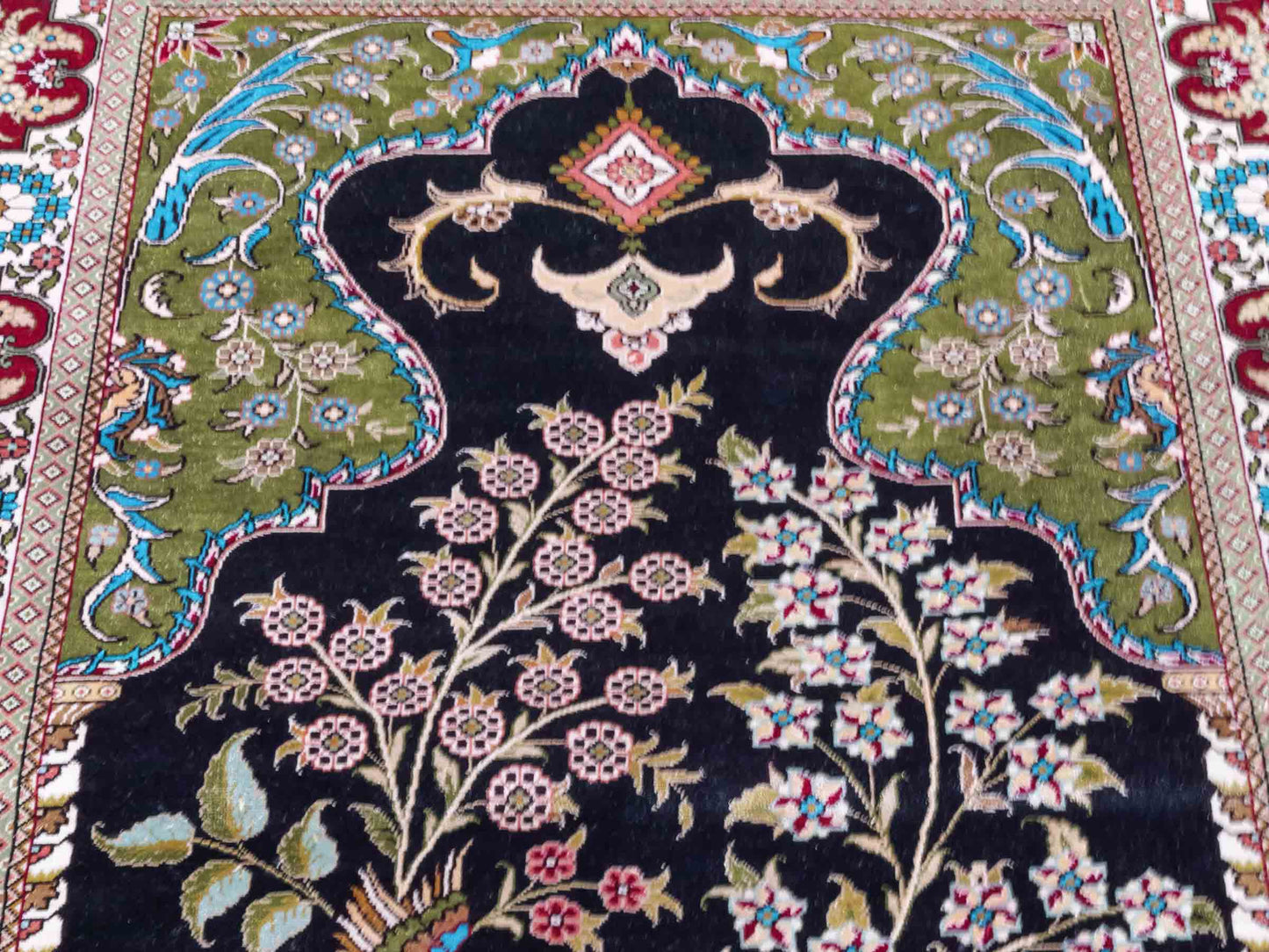 Handgeknüpfter Sino Hereke Seidenteppich von Khademi aus reiner Seide, schwarz-rot Feiner, chinesischer Teppich mit Lebensbaum, signiert. Orientteppich, geknüpft in China. Größe: 160 x 95 cm. Teppichnummer: SB3-1090 | Jupiter Intl