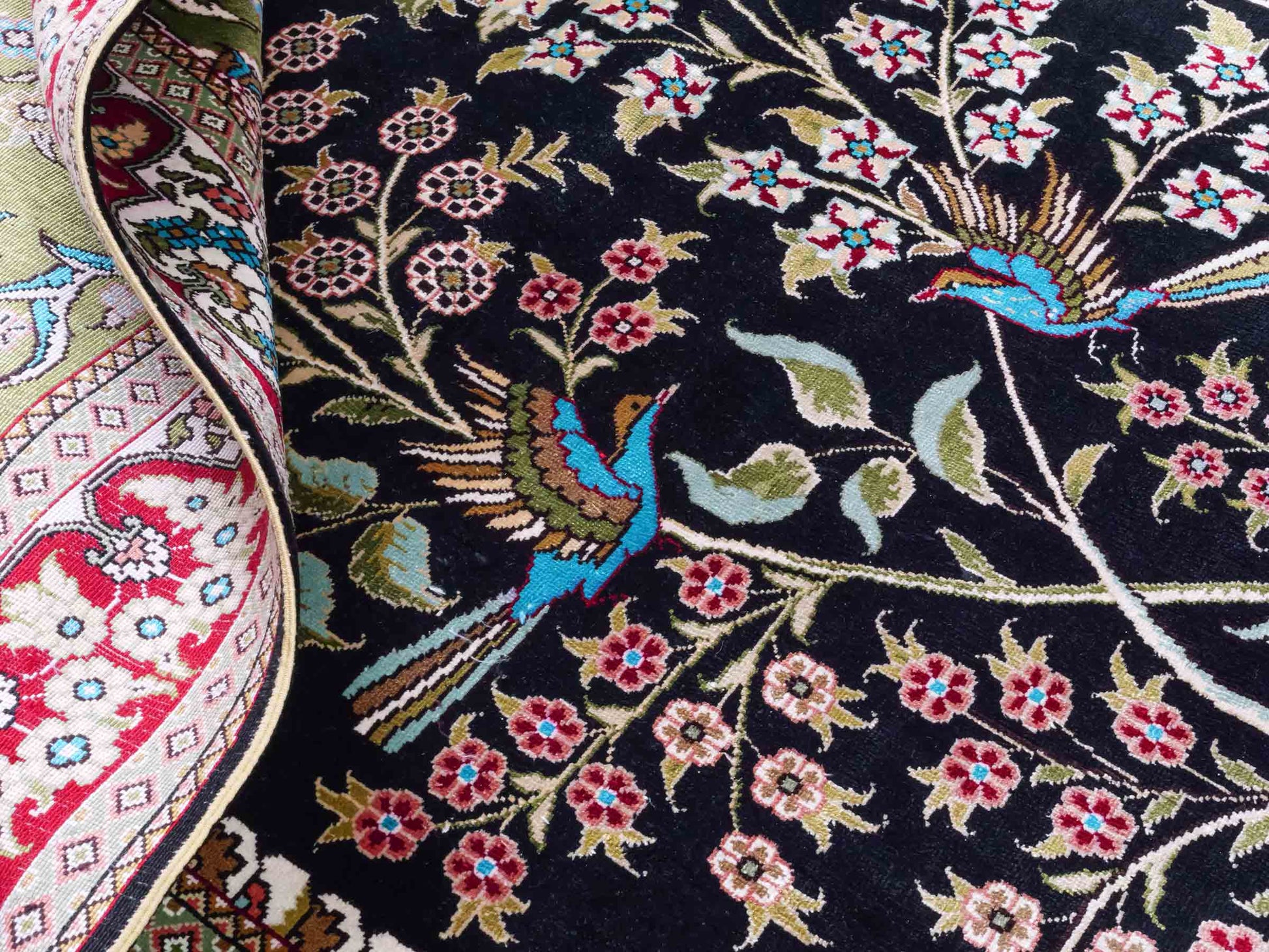 Handgeknüpfter Sino Hereke Seidenteppich von Khademi aus reiner Seide, schwarz-rot Feiner, chinesischer Teppich mit Lebensbaum, signiert. Orientteppich, geknüpft in China. Größe: 160 x 95 cm. Teppichnummer: SB3-1090 | Jupiter Intl