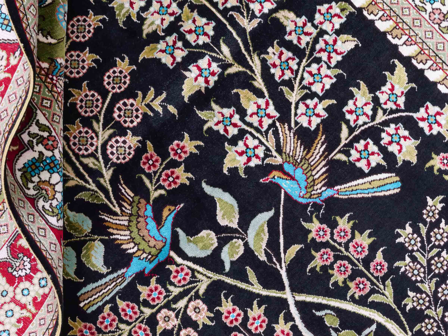 Handgeknüpfter Sino Hereke Seidenteppich von Khademi aus reiner Seide, schwarz-rot Feiner, chinesischer Teppich mit Lebensbaum, signiert. Orientteppich, geknüpft in China. Größe: 160 x 95 cm. Teppichnummer: SB3-1090 | Jupiter Intl