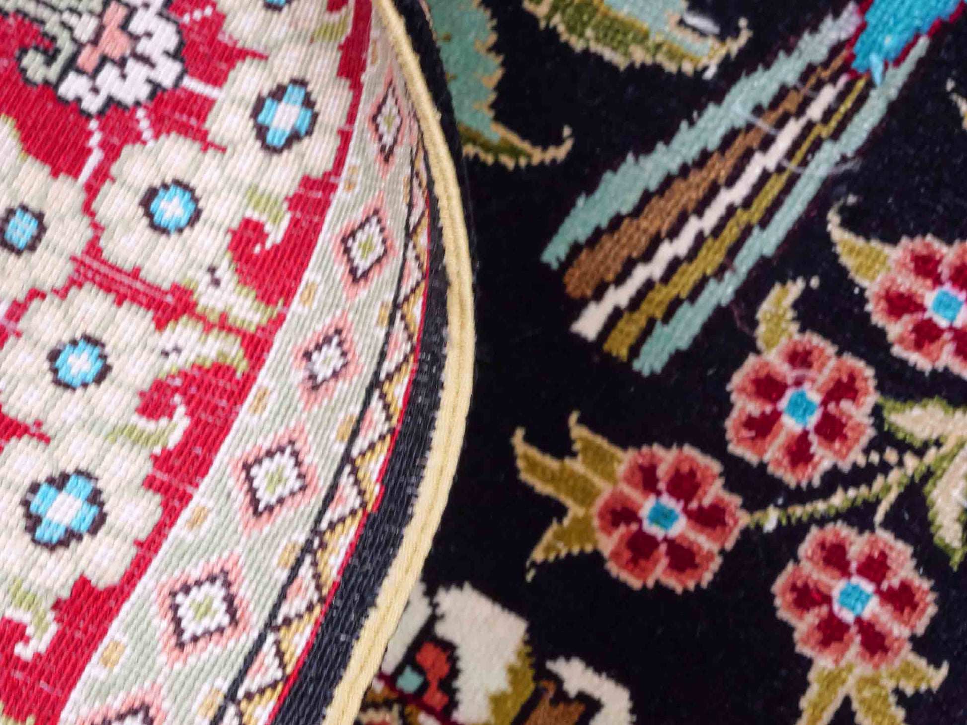 Handgeknüpfter Sino Hereke Seidenteppich von Khademi aus reiner Seide, schwarz-rot Feiner, chinesischer Teppich mit Lebensbaum, signiert. Orientteppich, geknüpft in China. Größe: 160 x 95 cm. Teppichnummer: SB3-1090 | Jupiter Intl