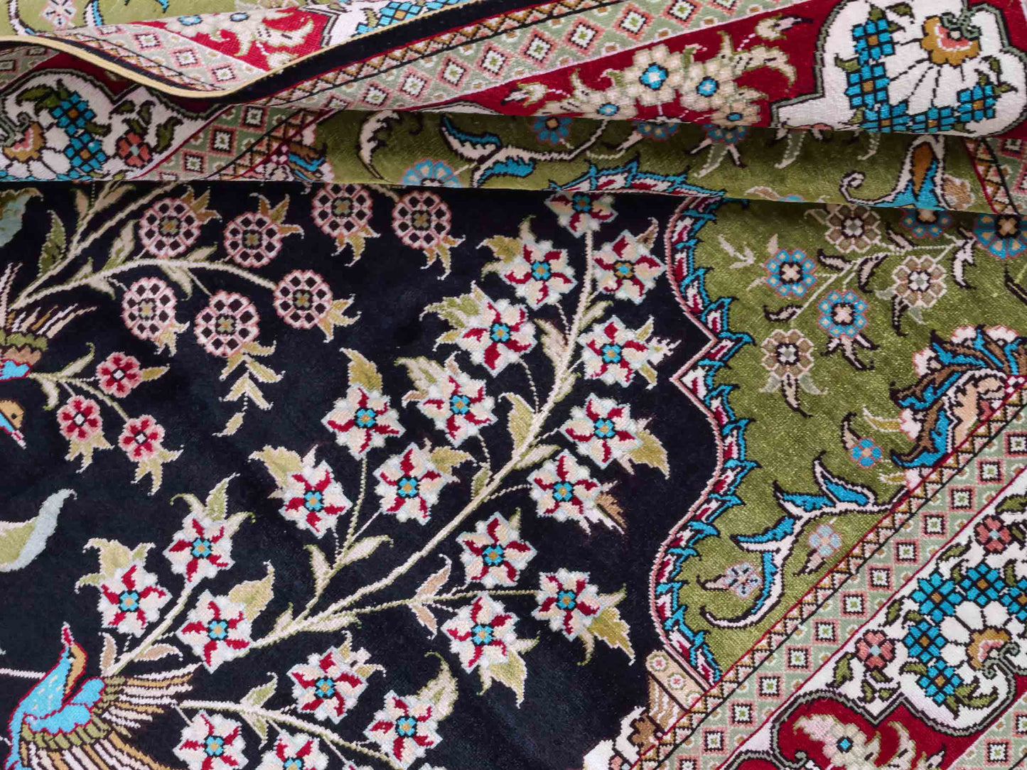 Handgeknüpfter Sino Hereke Seidenteppich von Khademi aus reiner Seide, schwarz-rot Feiner, chinesischer Teppich mit Lebensbaum, signiert. Orientteppich, geknüpft in China. Größe: 160 x 95 cm. Teppichnummer: SB3-1090 | Jupiter Intl