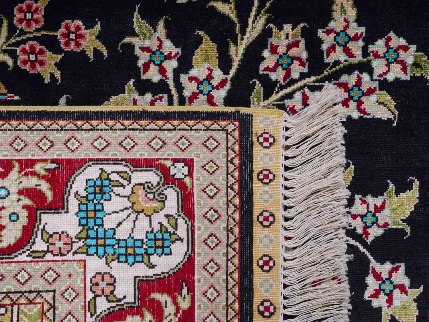 Handgeknüpfter Sino Hereke Seidenteppich von Khademi aus reiner Seide, schwarz-rot Feiner, chinesischer Teppich mit Lebensbaum, signiert. Orientteppich, geknüpft in China. Größe: 160 x 95 cm. Teppichnummer: SB3-1090 | Jupiter Intl
