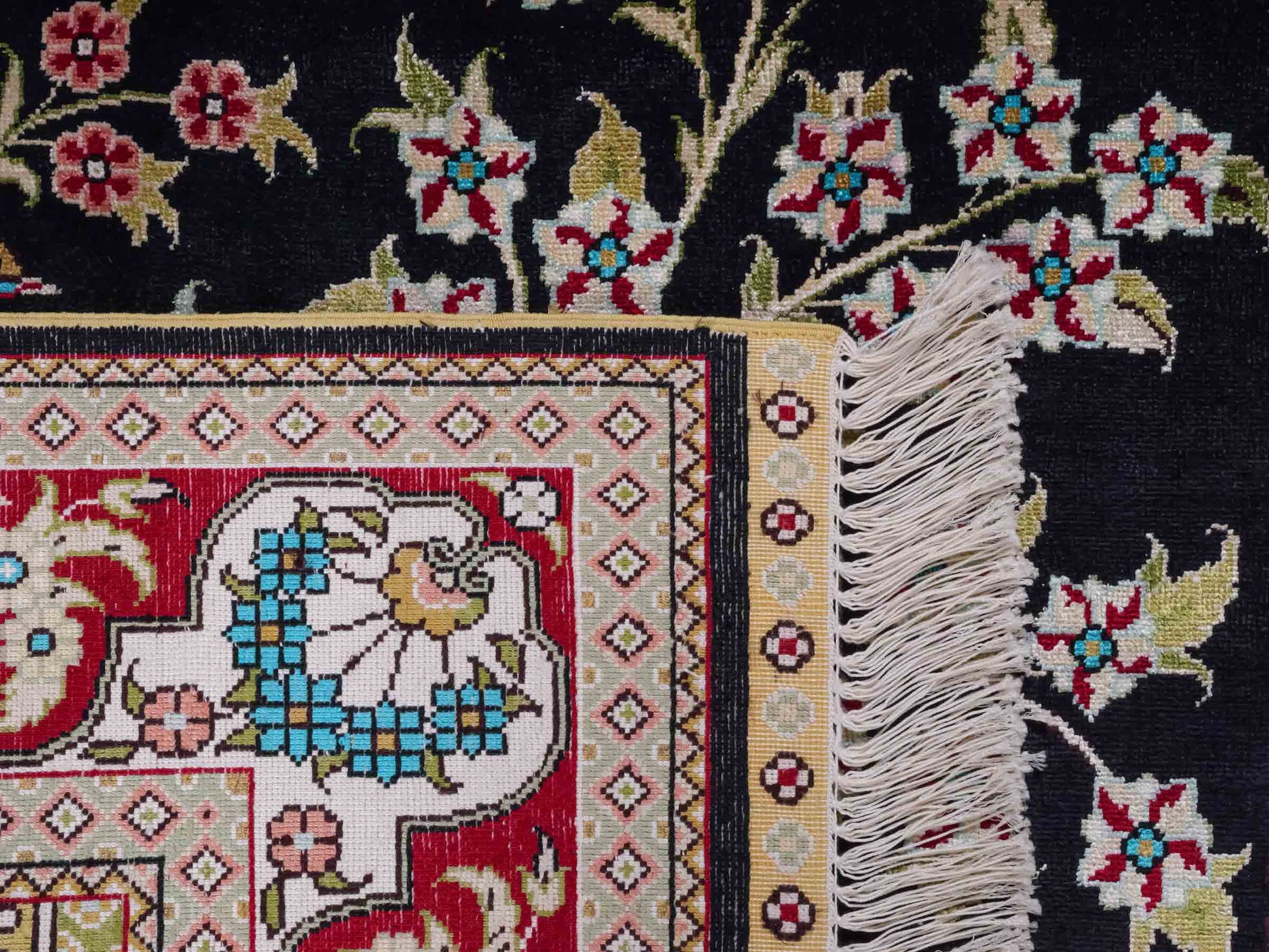 Handgeknüpfter Sino Hereke Seidenteppich von Khademi aus reiner Seide, schwarz-rot Feiner, chinesischer Teppich mit Lebensbaum, signiert. Orientteppich, geknüpft in China. Größe: 160 x 95 cm. Teppichnummer: SB3-1090 | Jupiter Intl