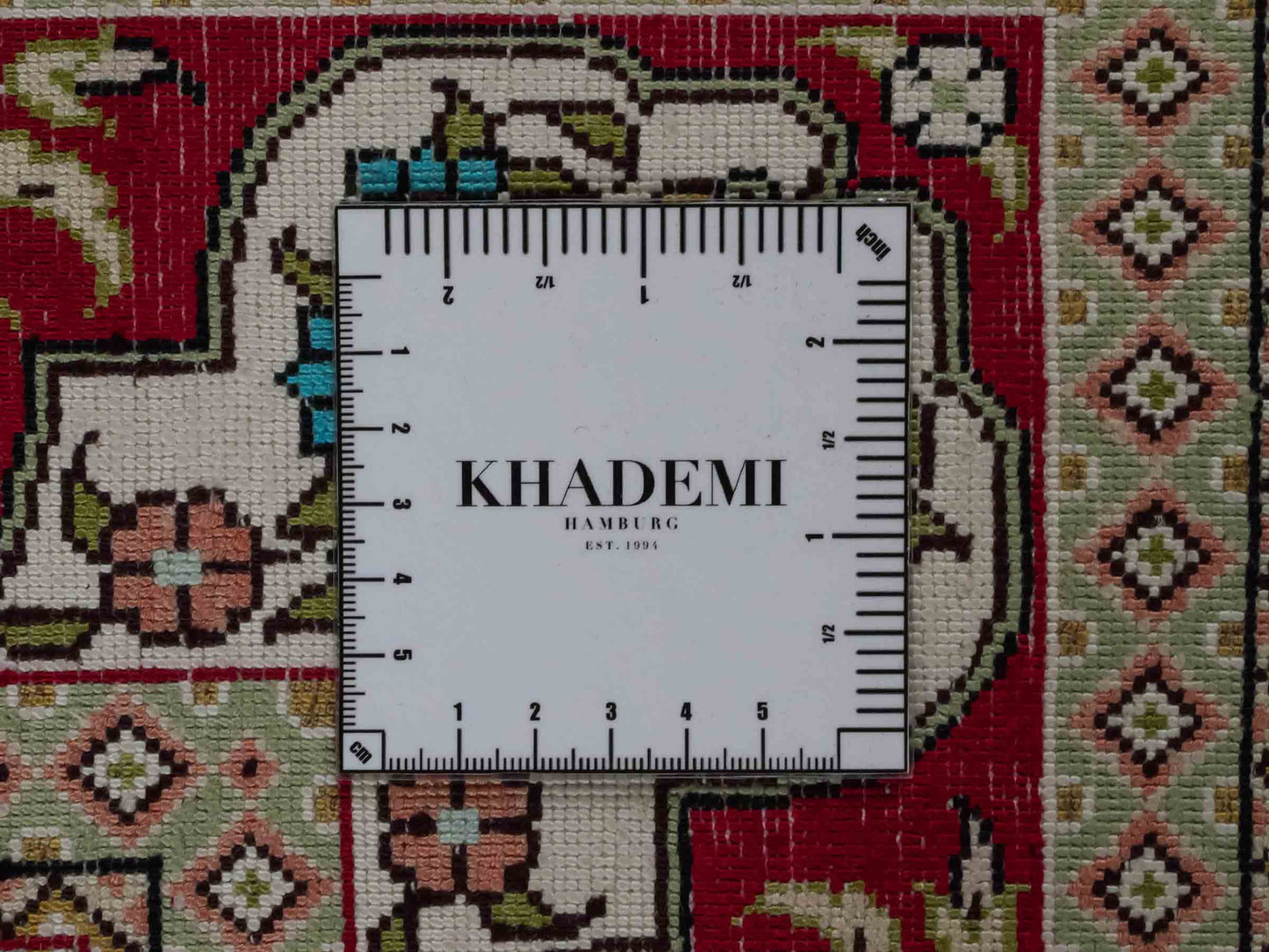 Handgeknüpfter Sino Hereke Seidenteppich von Khademi aus reiner Seide, schwarz-rot Feiner, chinesischer Teppich mit Lebensbaum, signiert. Orientteppich, geknüpft in China. Größe: 160 x 95 cm. Teppichnummer: SB3-1090 | Jupiter Intl