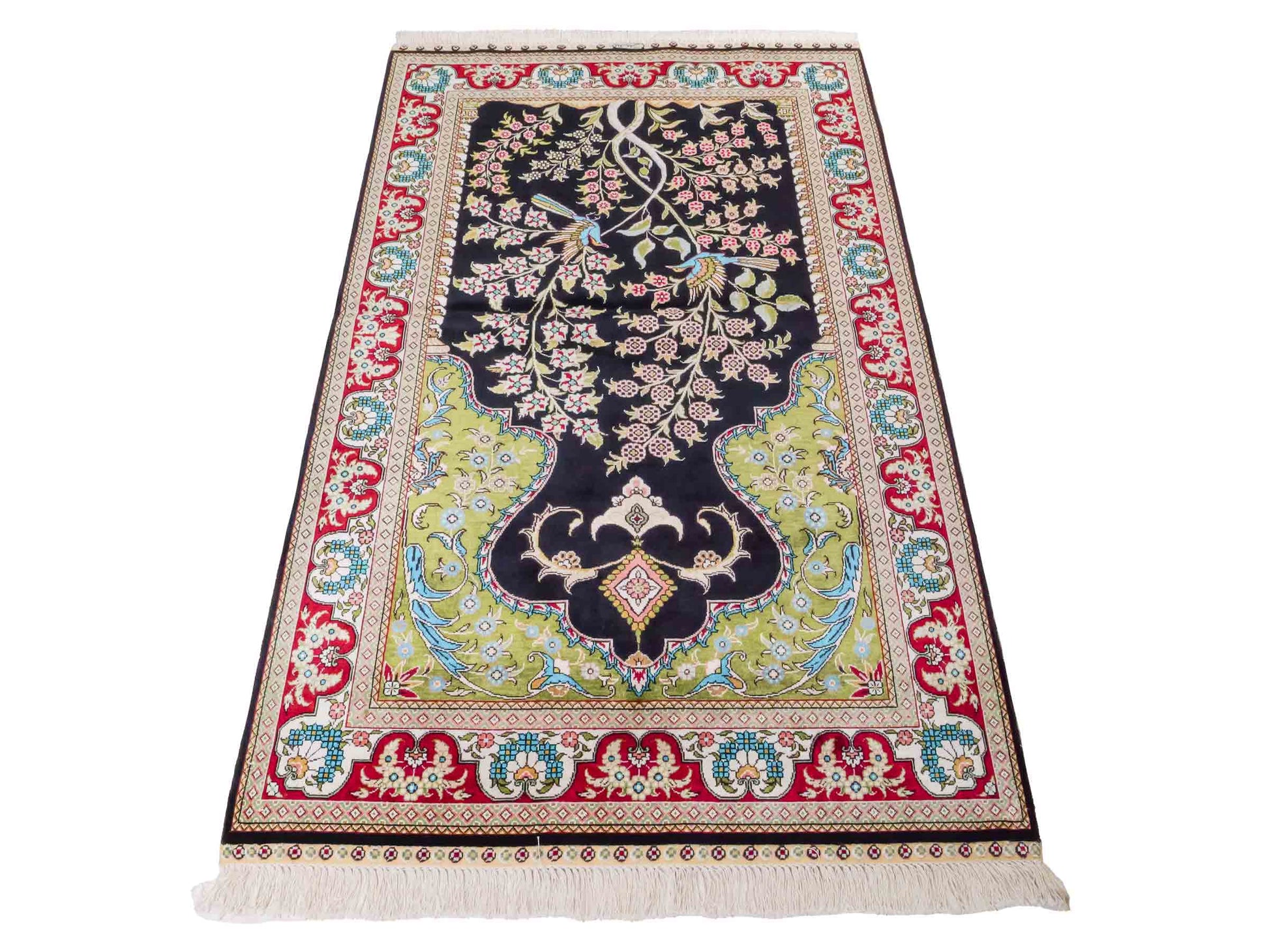 Handgeknüpfter Sino Hereke Seidenteppich von Khademi aus reiner Seide, schwarz-rot Feiner, chinesischer Teppich mit Lebensbaum, signiert. Orientteppich, geknüpft in China. Größe: 160 x 95 cm. Teppichnummer: SB3-1090 | Jupiter Intl