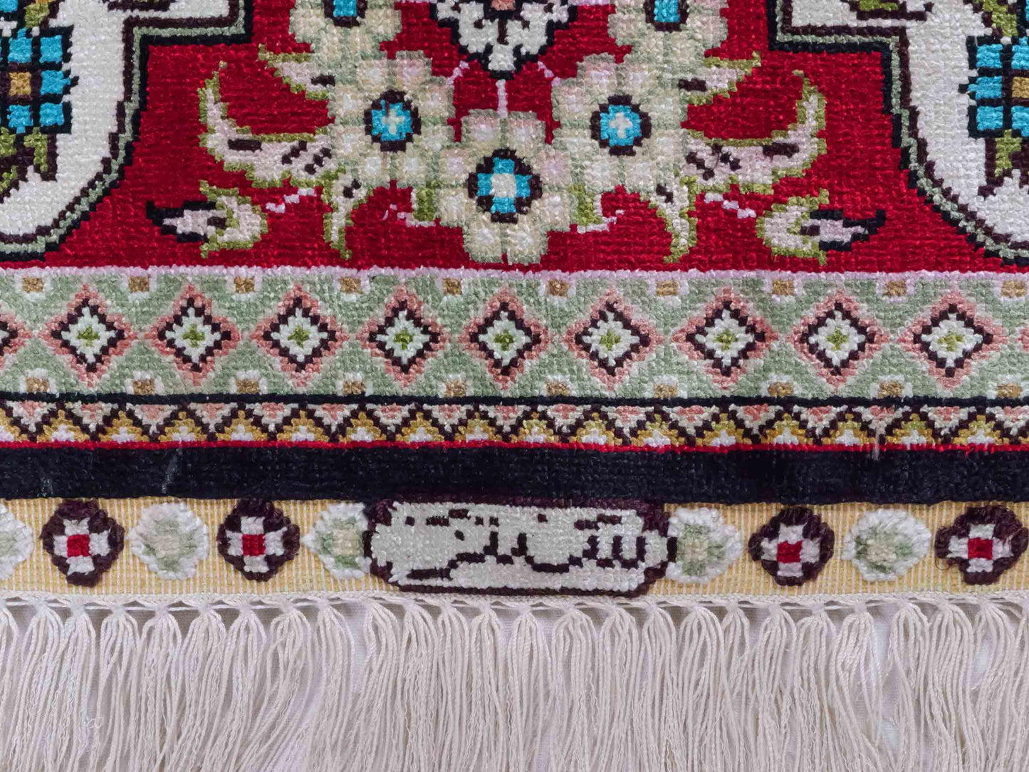 Handgeknüpfter Sino Hereke Seidenteppich von Khademi aus reiner Seide, schwarz-rot Feiner, chinesischer Teppich mit Lebensbaum, signiert. Orientteppich, geknüpft in China. Größe: 160 x 95 cm. Teppichnummer: SB3-1090 | Jupiter Intl