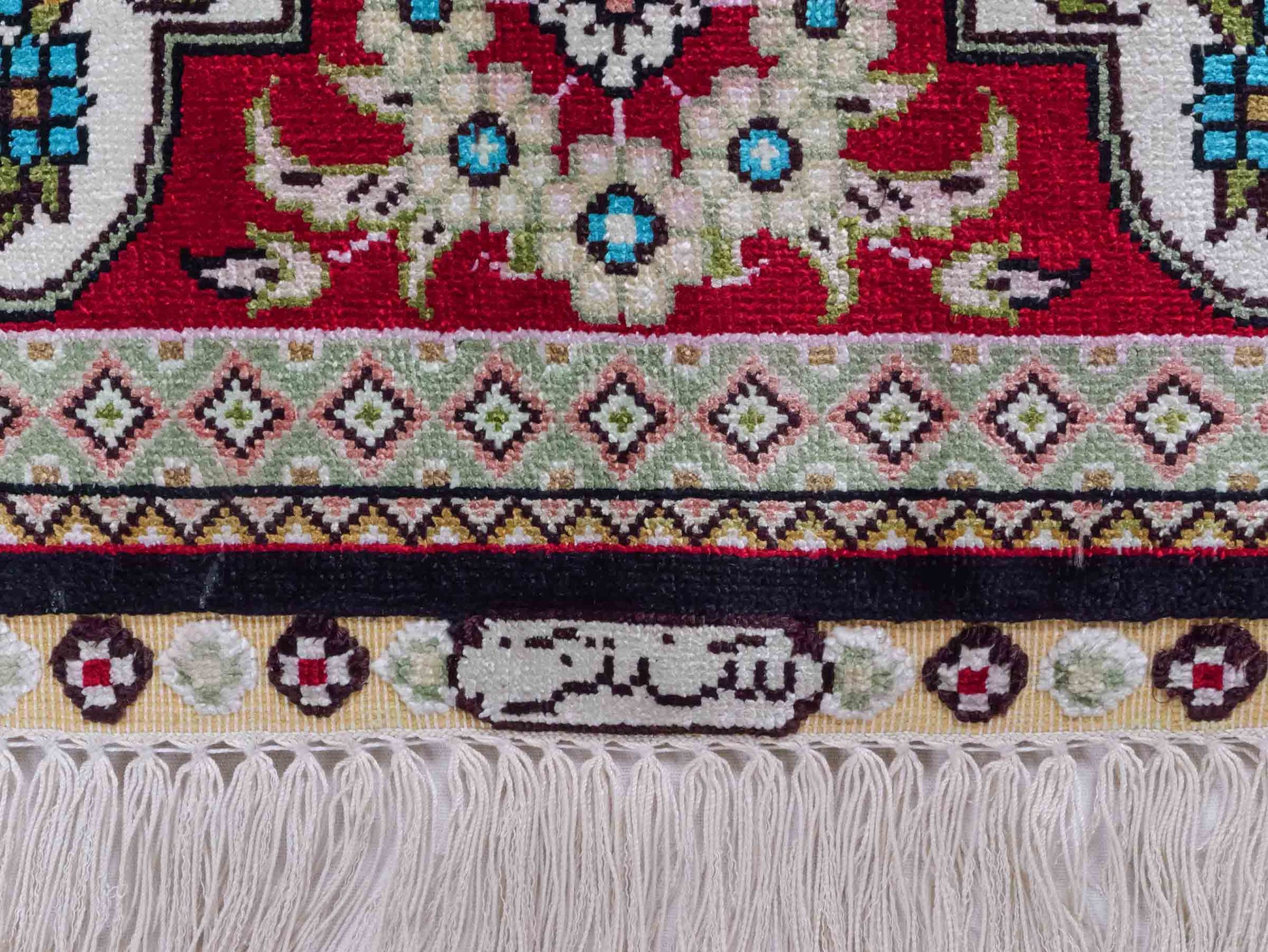Handgeknüpfter Sino Hereke Seidenteppich von Khademi aus reiner Seide, schwarz-rot Feiner, chinesischer Teppich mit Lebensbaum, signiert. Orientteppich, geknüpft in China. Größe: 160 x 95 cm. Teppichnummer: SB3-1090 | Jupiter Intl