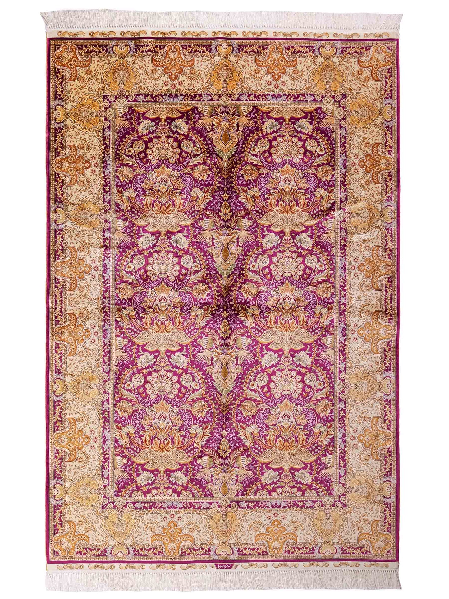 Handgeknüpfter Sino Hereke Seidenteppich von Khademi aus Seide, fuchsia-gold. Chinesischer Teppich mit Allover-Motiv. Orientteppich, von Hand geknüpft in China. Größe: 183 cm x 124 cm. Teppichnummer: SB3-1139. Verkauf durch Jupiter Intl.