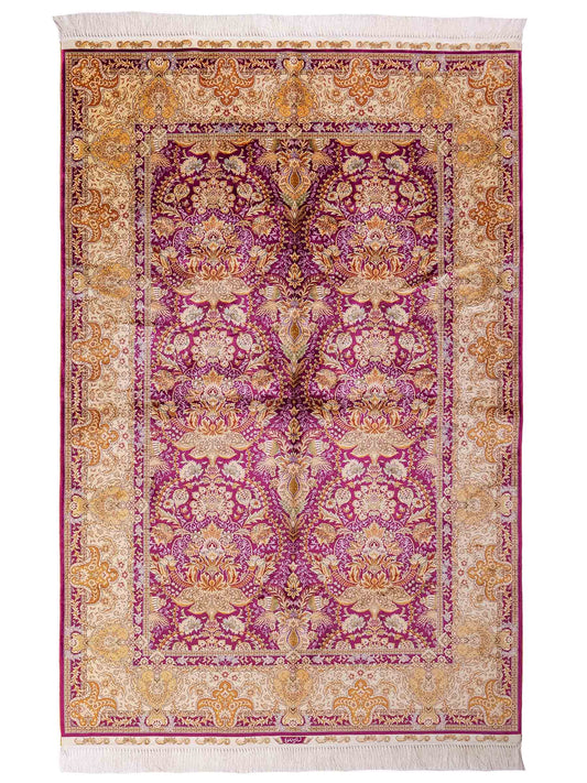Handgeknüpfter Sino Hereke Seidenteppich von Khademi aus Seide, fuchsia-gold. Chinesischer Teppich mit Allover-Motiv. Orientteppich, von Hand geknüpft in China. Größe: 183 cm x 124 cm. Teppichnummer: SB3-1139. Verkauf durch Jupiter Intl.