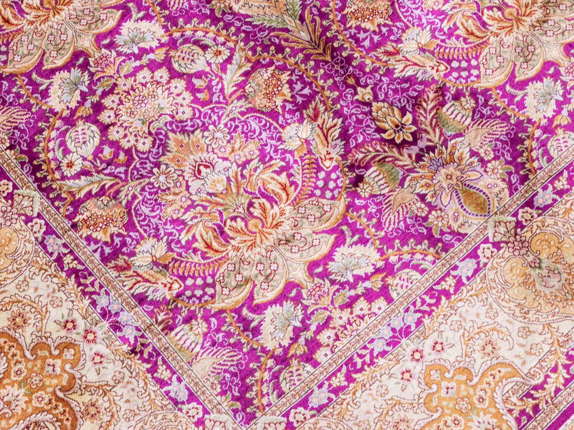 Handgeknüpfter Sino Hereke Seidenteppich von Khademi aus Seide, fuchsia-gold. Chinesischer Teppich mit Allover-Motiv. Orientteppich, von Hand geknüpft in China. Größe: 183 cm x 124 cm. Teppichnummer: SB3-1139. Verkauf durch Jupiter Intl.