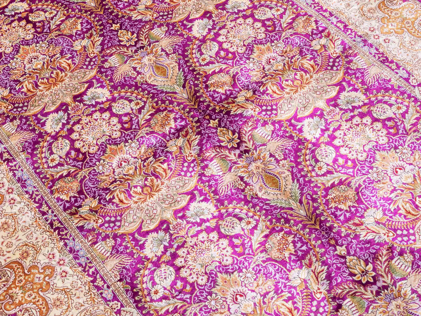 Handgeknüpfter Sino Hereke Seidenteppich von Khademi aus Seide, fuchsia-gold. Chinesischer Teppich mit Allover-Motiv. Orientteppich, von Hand geknüpft in China. Größe: 183 cm x 124 cm. Teppichnummer: SB3-1139. Verkauf durch Jupiter Intl.
