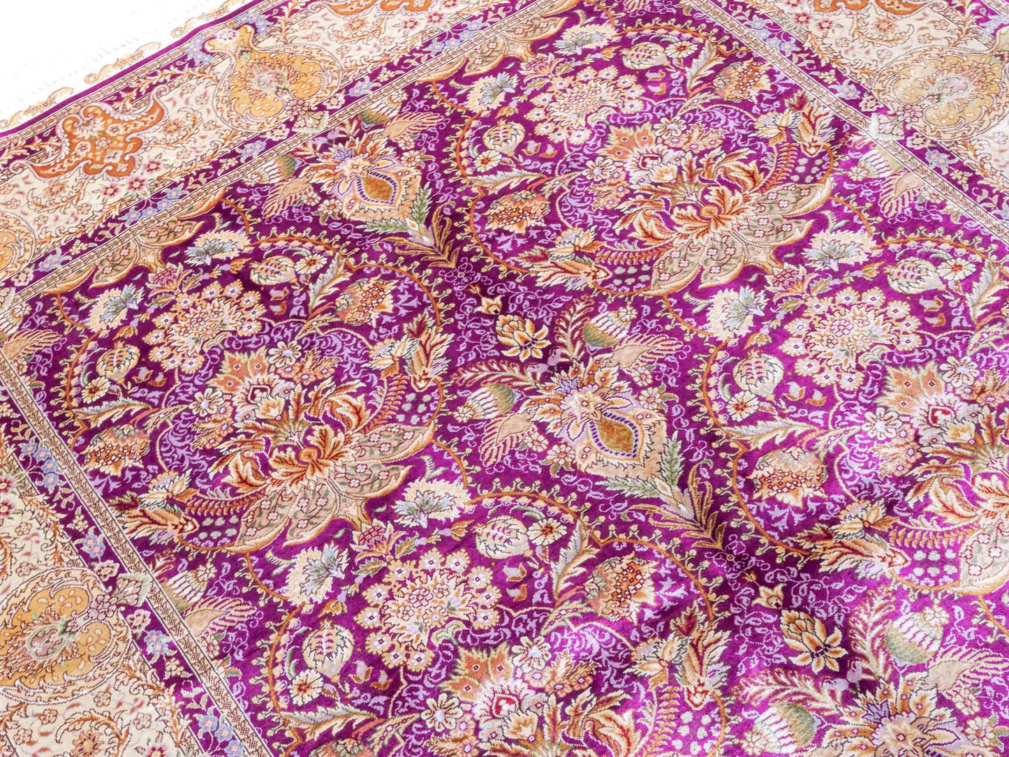 Handgeknüpfter Sino Hereke Seidenteppich von Khademi aus Seide, fuchsia-gold. Chinesischer Teppich mit Allover-Motiv. Orientteppich, von Hand geknüpft in China. Größe: 183 cm x 124 cm. Teppichnummer: SB3-1139. Verkauf durch Jupiter Intl.