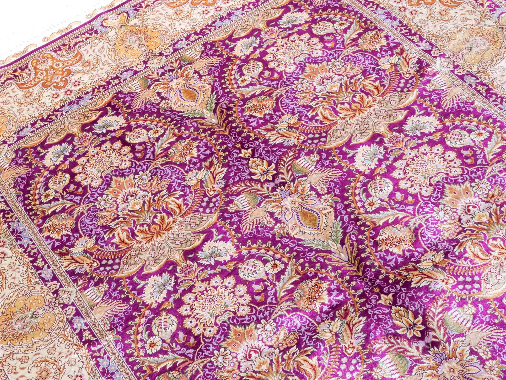 Handgeknüpfter Sino Hereke Seidenteppich von Khademi aus Seide, fuchsia-gold. Chinesischer Teppich mit Allover-Motiv. Orientteppich, von Hand geknüpft in China. Größe: 183 cm x 124 cm. Teppichnummer: SB3-1139. Verkauf durch Jupiter Intl.