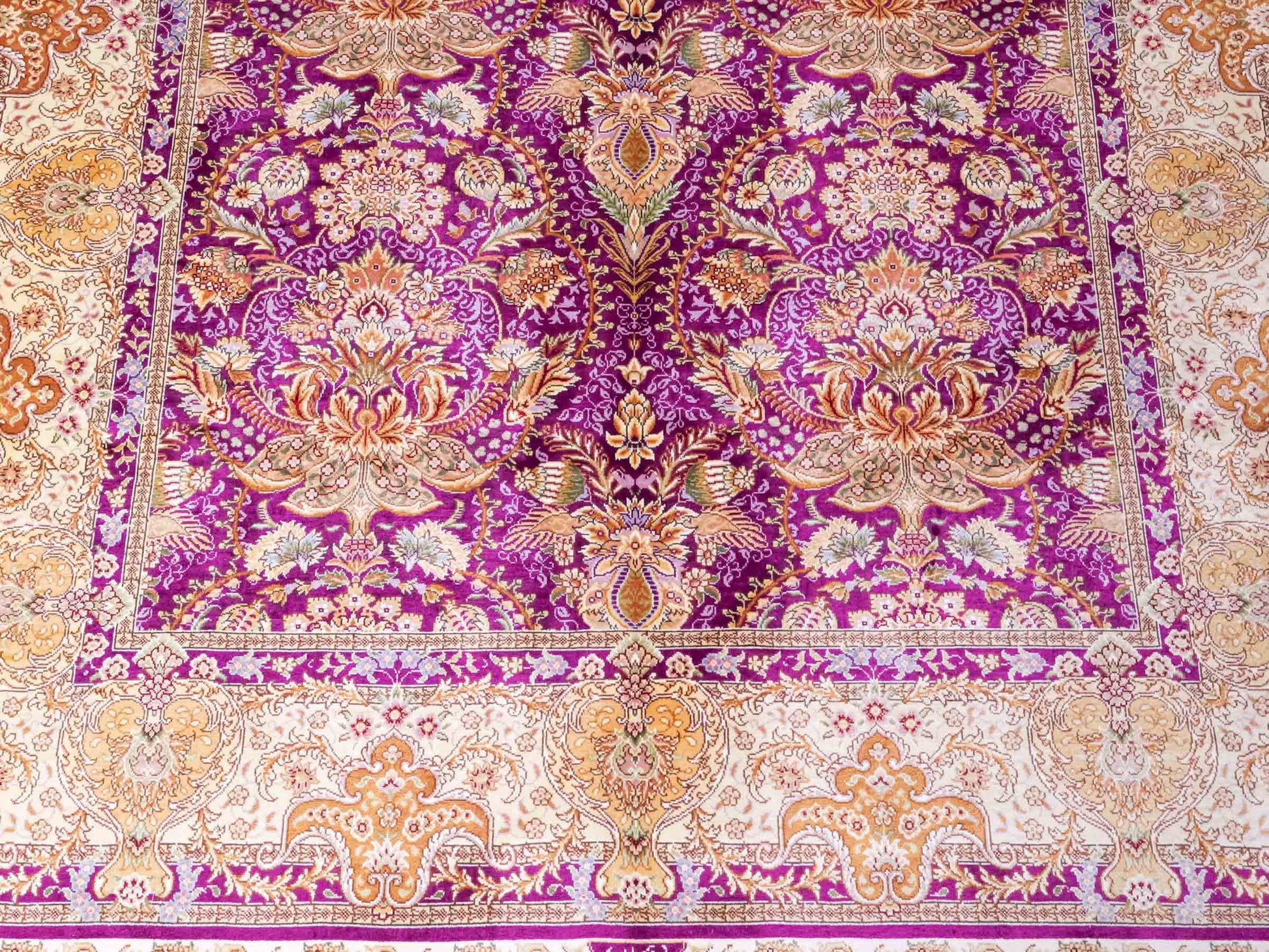 Handgeknüpfter Sino Hereke Seidenteppich von Khademi aus Seide, fuchsia-gold. Chinesischer Teppich mit Allover-Motiv. Orientteppich, von Hand geknüpft in China. Größe: 183 cm x 124 cm. Teppichnummer: SB3-1139. Verkauf durch Jupiter Intl.