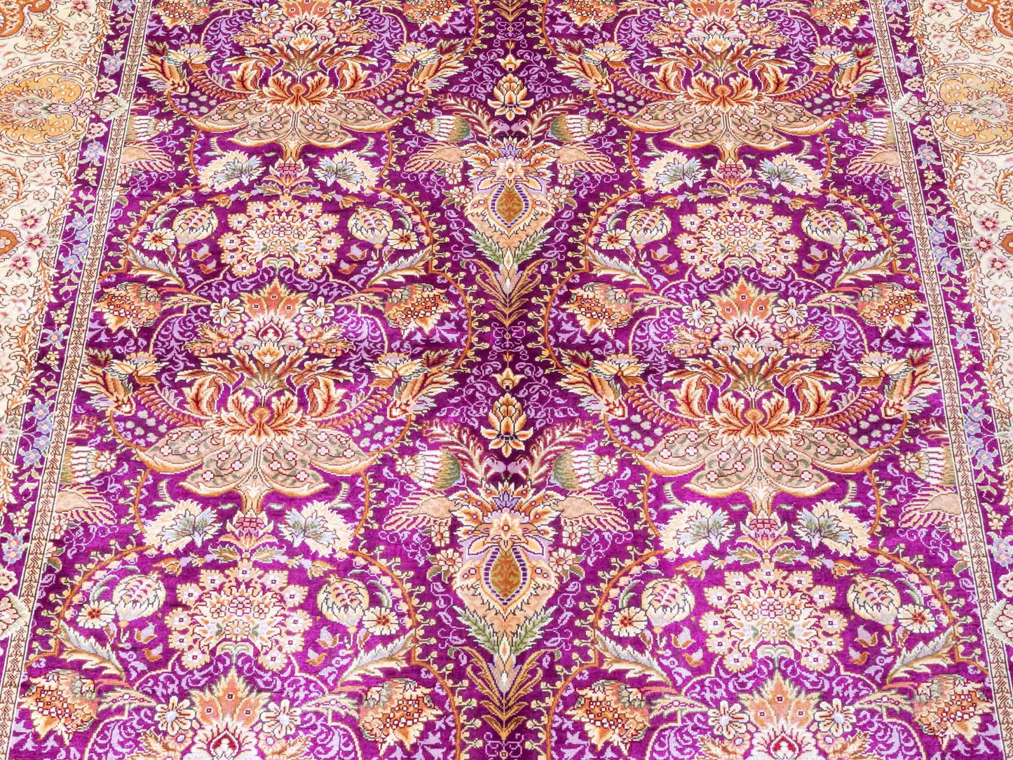 Handgeknüpfter Sino Hereke Seidenteppich von Khademi aus Seide, fuchsia-gold. Chinesischer Teppich mit Allover-Motiv. Orientteppich, von Hand geknüpft in China. Größe: 183 cm x 124 cm. Teppichnummer: SB3-1139. Verkauf durch Jupiter Intl.