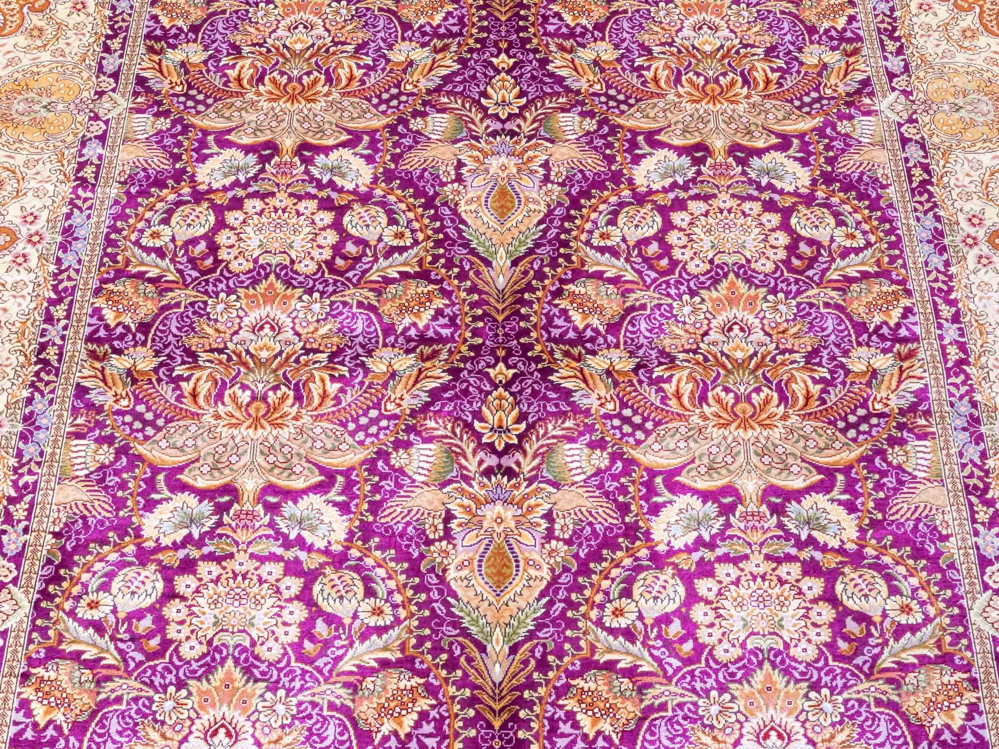 Handgeknüpfter Sino Hereke Seidenteppich von Khademi aus Seide, fuchsia-gold. Chinesischer Teppich mit Allover-Motiv. Orientteppich, von Hand geknüpft in China. Größe: 183 cm x 124 cm. Teppichnummer: SB3-1139. Verkauf durch Jupiter Intl.
