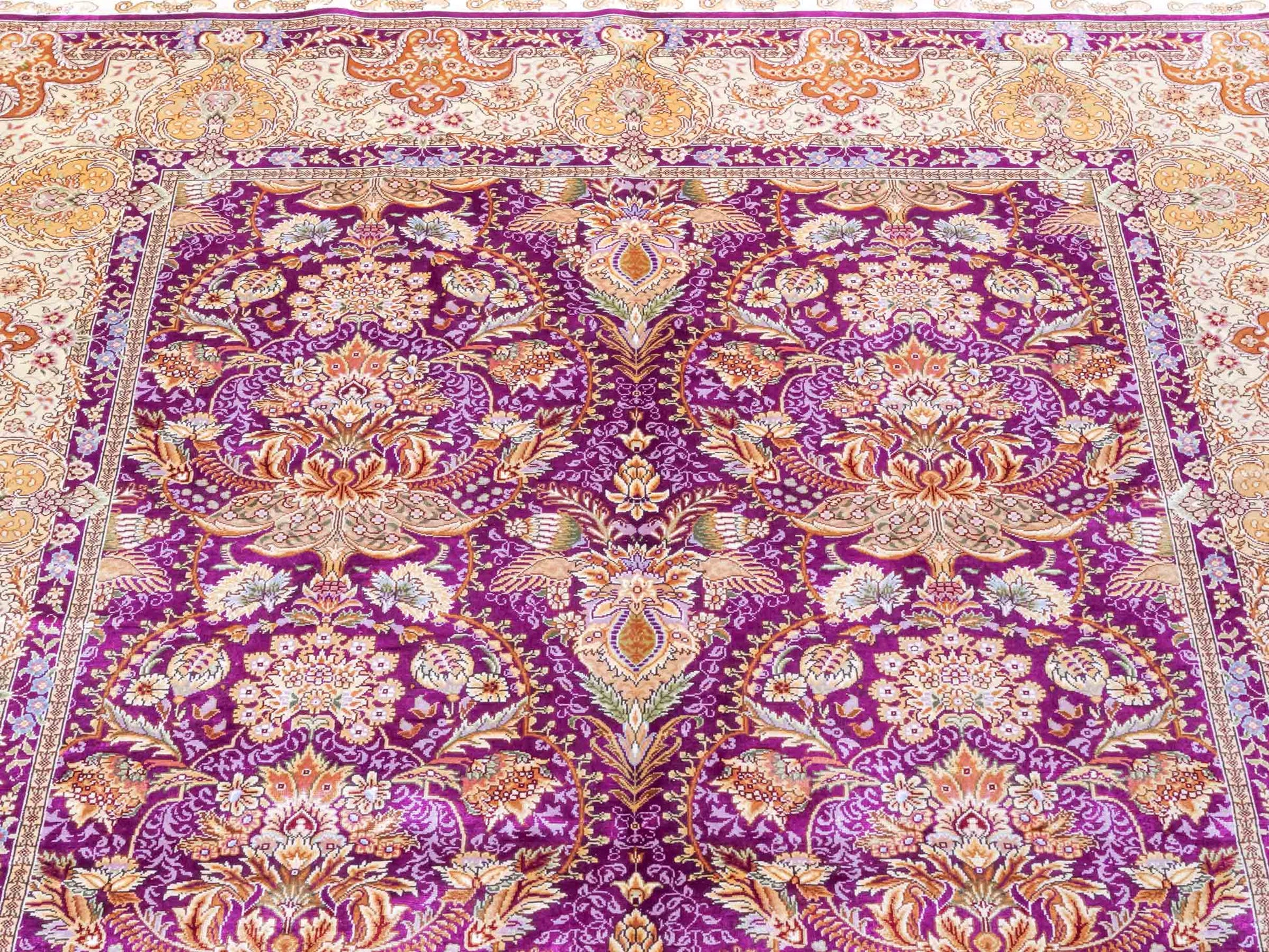 Handgeknüpfter Sino Hereke Seidenteppich von Khademi aus Seide, fuchsia-gold. Chinesischer Teppich mit Allover-Motiv. Orientteppich, von Hand geknüpft in China. Größe: 183 cm x 124 cm. Teppichnummer: SB3-1139. Verkauf durch Jupiter Intl.