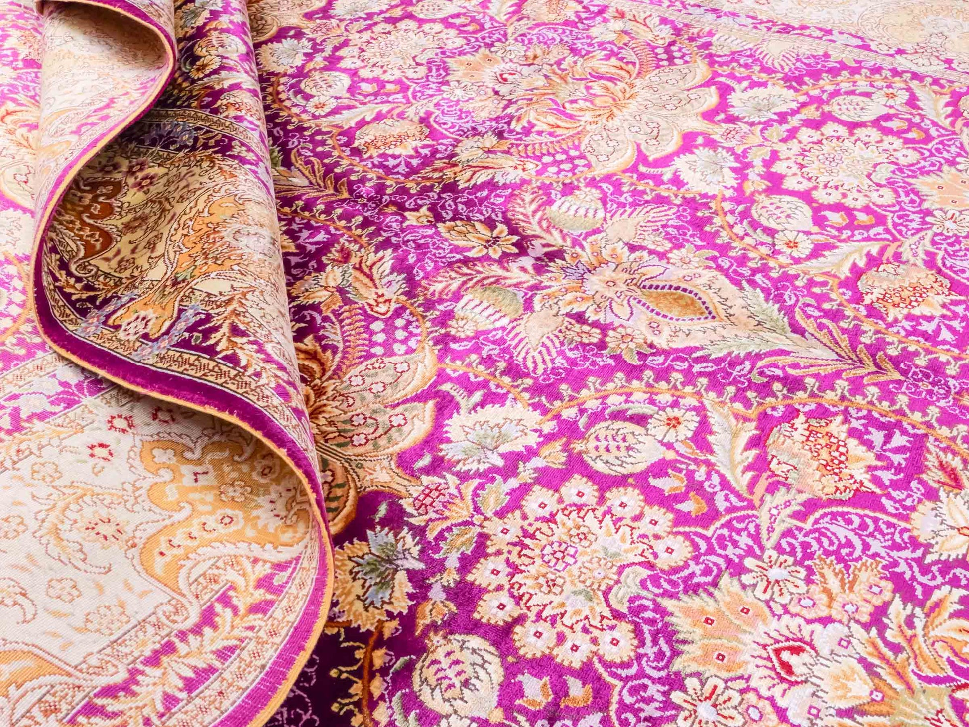 Handgeknüpfter Sino Hereke Seidenteppich von Khademi aus Seide, fuchsia-gold. Chinesischer Teppich mit Allover-Motiv. Orientteppich, von Hand geknüpft in China. Größe: 183 cm x 124 cm. Teppichnummer: SB3-1139. Verkauf durch Jupiter Intl.