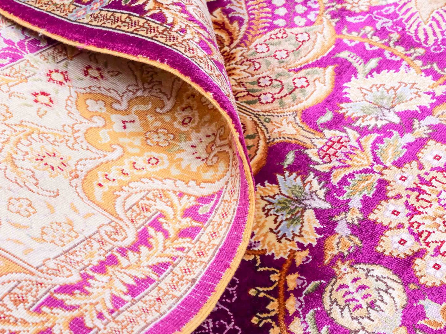 Handgeknüpfter Sino Hereke Seidenteppich von Khademi aus Seide, fuchsia-gold. Chinesischer Teppich mit Allover-Motiv. Orientteppich, von Hand geknüpft in China. Größe: 183 cm x 124 cm. Teppichnummer: SB3-1139. Verkauf durch Jupiter Intl.