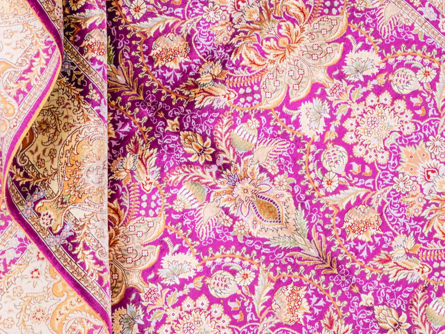 Handgeknüpfter Sino Hereke Seidenteppich von Khademi aus Seide, fuchsia-gold. Chinesischer Teppich mit Allover-Motiv. Orientteppich, von Hand geknüpft in China. Größe: 183 cm x 124 cm. Teppichnummer: SB3-1139. Verkauf durch Jupiter Intl.