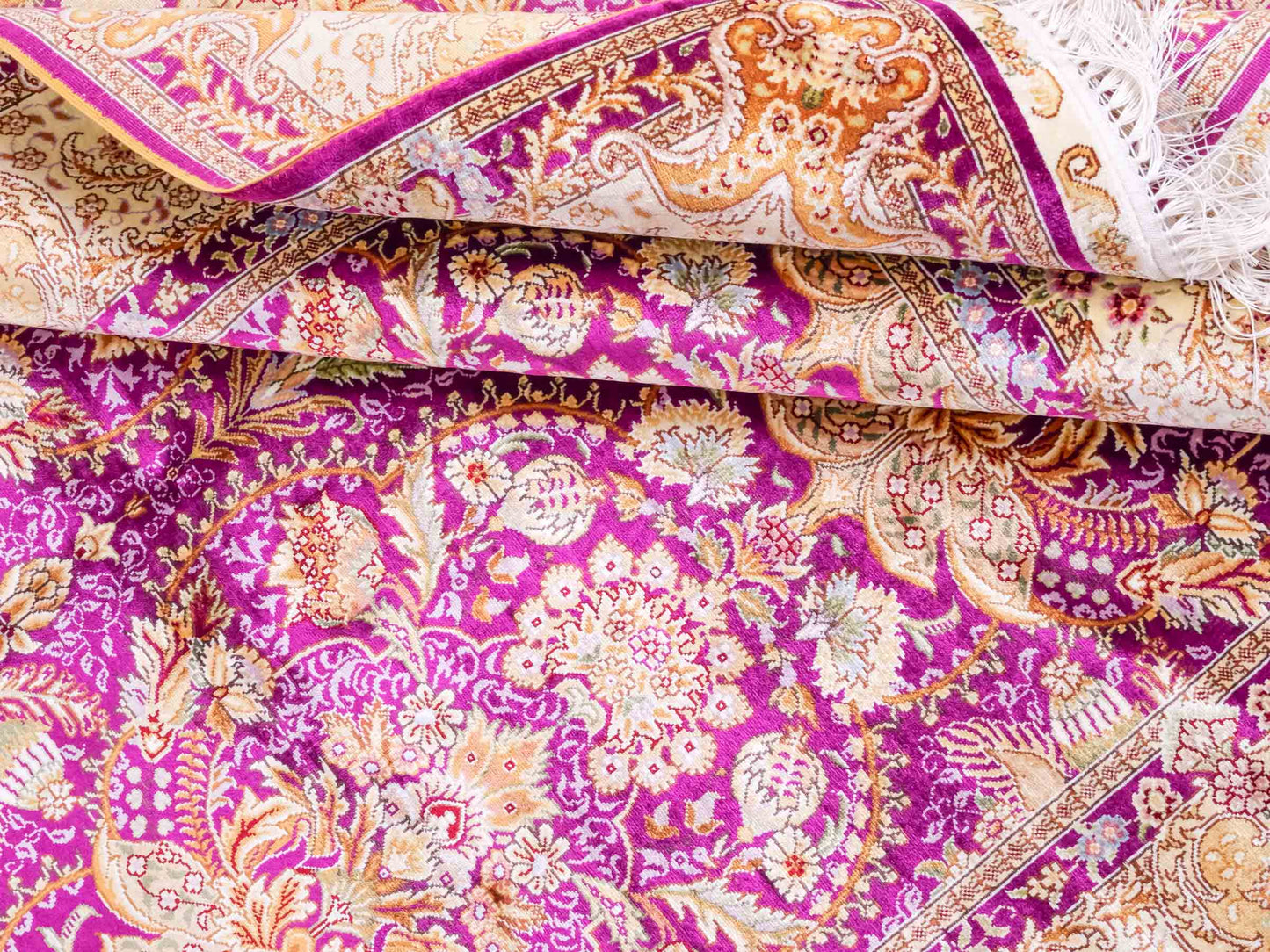 Handgeknüpfter Sino Hereke Seidenteppich von Khademi aus Seide, fuchsia-gold. Chinesischer Teppich mit Allover-Motiv. Orientteppich, von Hand geknüpft in China. Größe: 183 cm x 124 cm. Teppichnummer: SB3-1139. Verkauf durch Jupiter Intl.