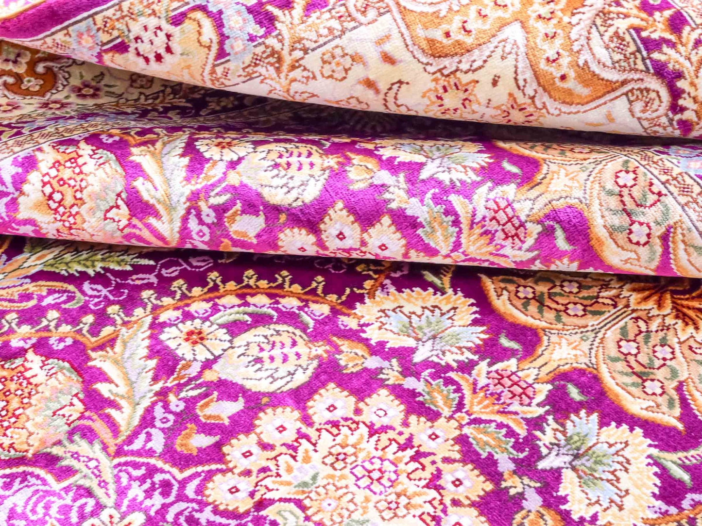 Handgeknüpfter Sino Hereke Seidenteppich von Khademi aus Seide, fuchsia-gold. Chinesischer Teppich mit Allover-Motiv. Orientteppich, von Hand geknüpft in China. Größe: 183 cm x 124 cm. Teppichnummer: SB3-1139. Verkauf durch Jupiter Intl.