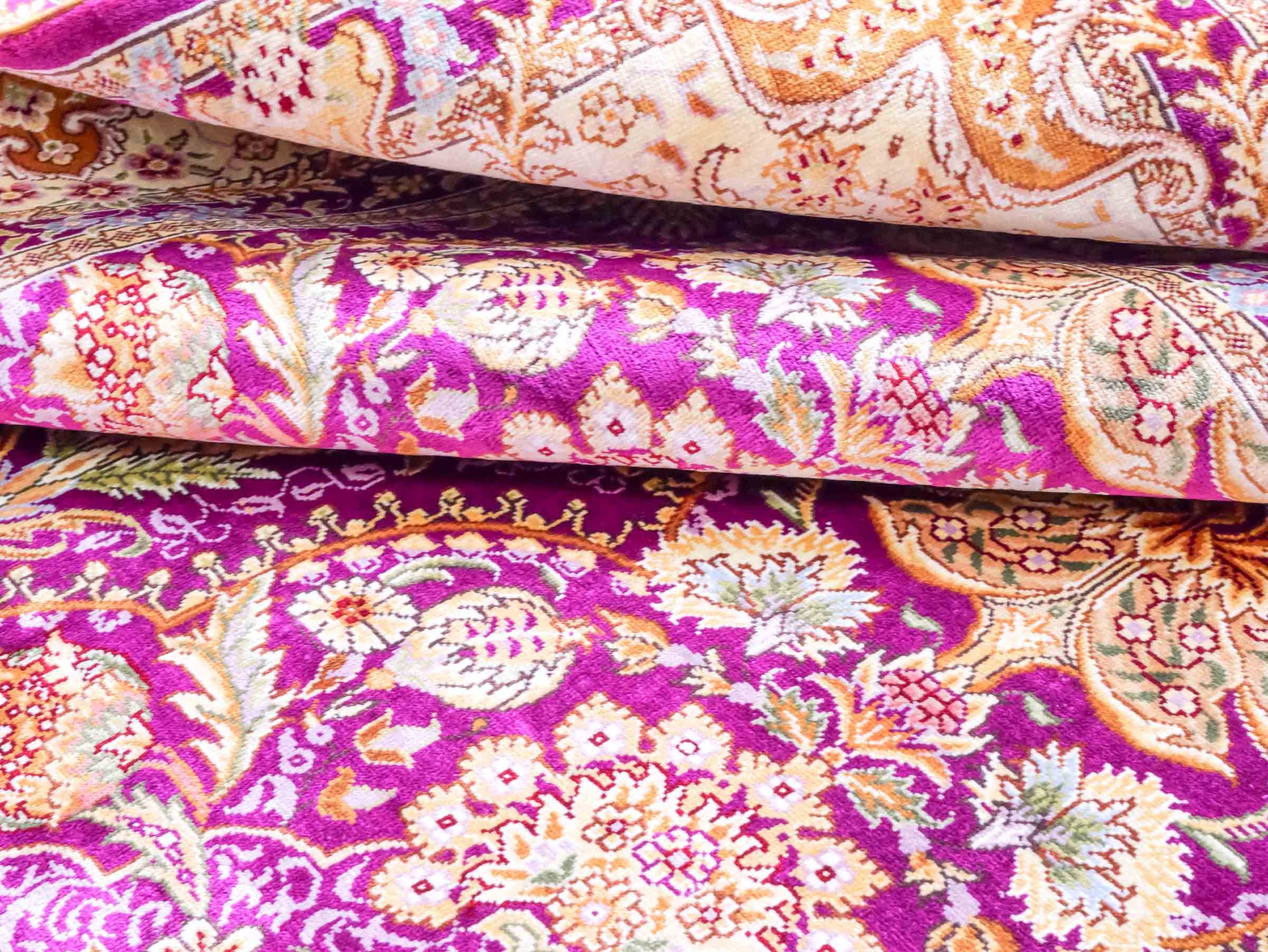 Handgeknüpfter Sino Hereke Seidenteppich von Khademi aus Seide, fuchsia-gold. Chinesischer Teppich mit Allover-Motiv. Orientteppich, von Hand geknüpft in China. Größe: 183 cm x 124 cm. Teppichnummer: SB3-1139. Verkauf durch Jupiter Intl.