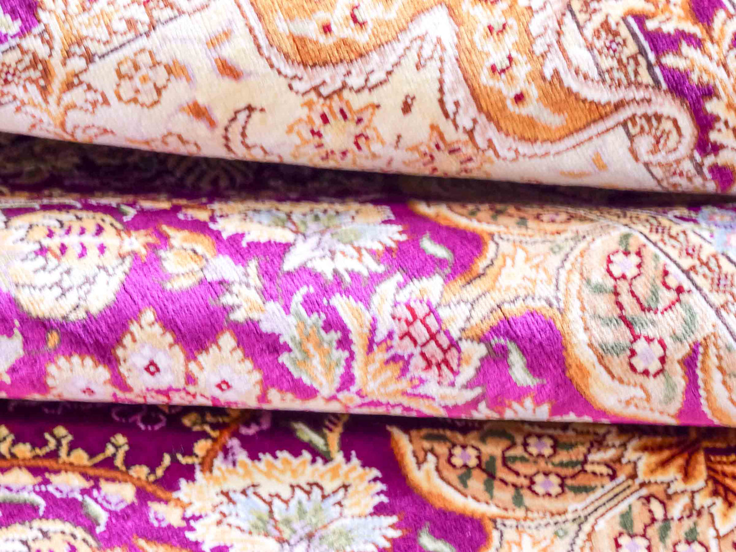 Handgeknüpfter Sino Hereke Seidenteppich von Khademi aus Seide, fuchsia-gold. Chinesischer Teppich mit Allover-Motiv. Orientteppich, von Hand geknüpft in China. Größe: 183 cm x 124 cm. Teppichnummer: SB3-1139. Verkauf durch Jupiter Intl.