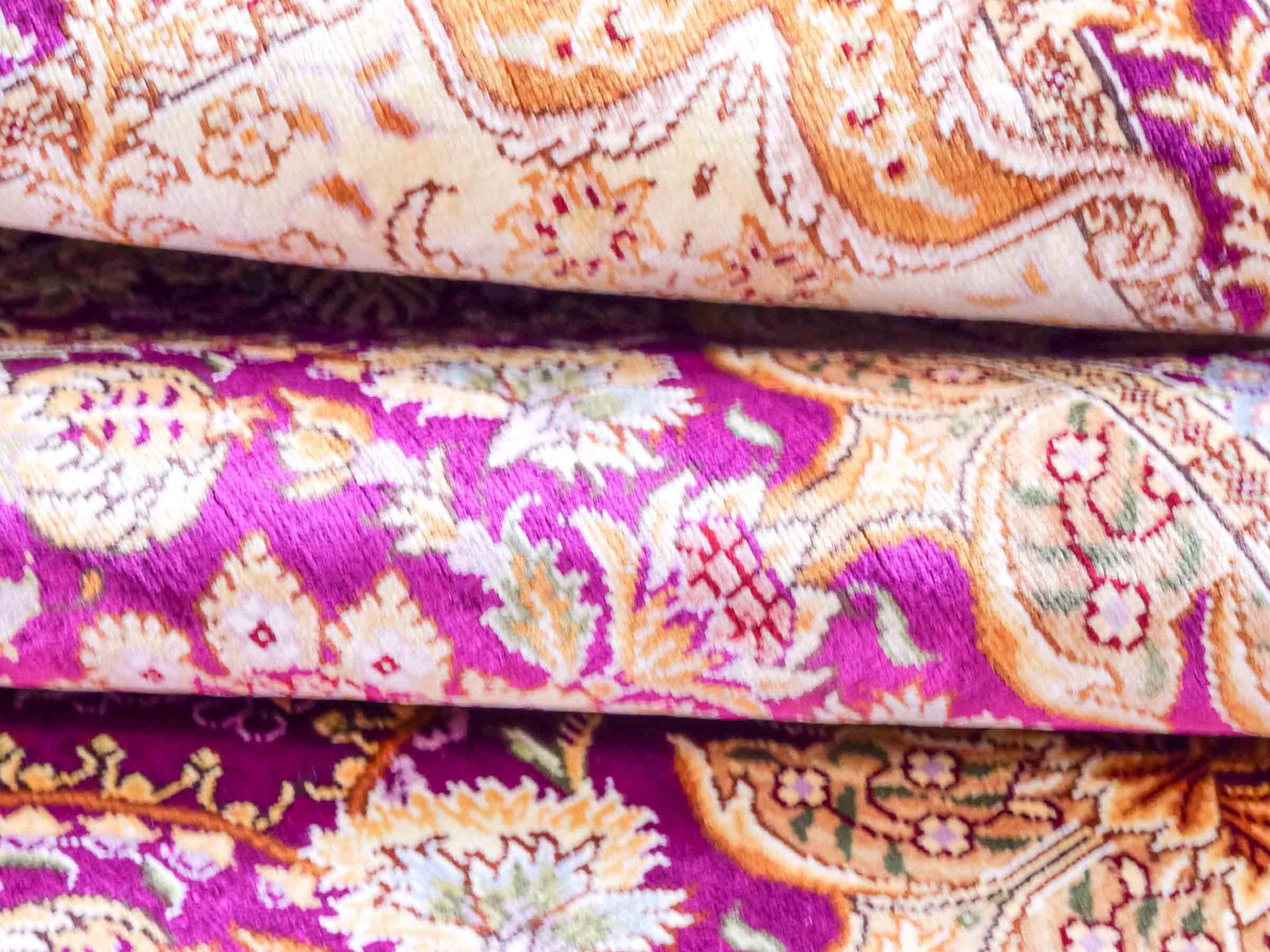 Handgeknüpfter Sino Hereke Seidenteppich von Khademi aus Seide, fuchsia-gold. Chinesischer Teppich mit Allover-Motiv. Orientteppich, von Hand geknüpft in China. Größe: 183 cm x 124 cm. Teppichnummer: SB3-1139. Verkauf durch Jupiter Intl.