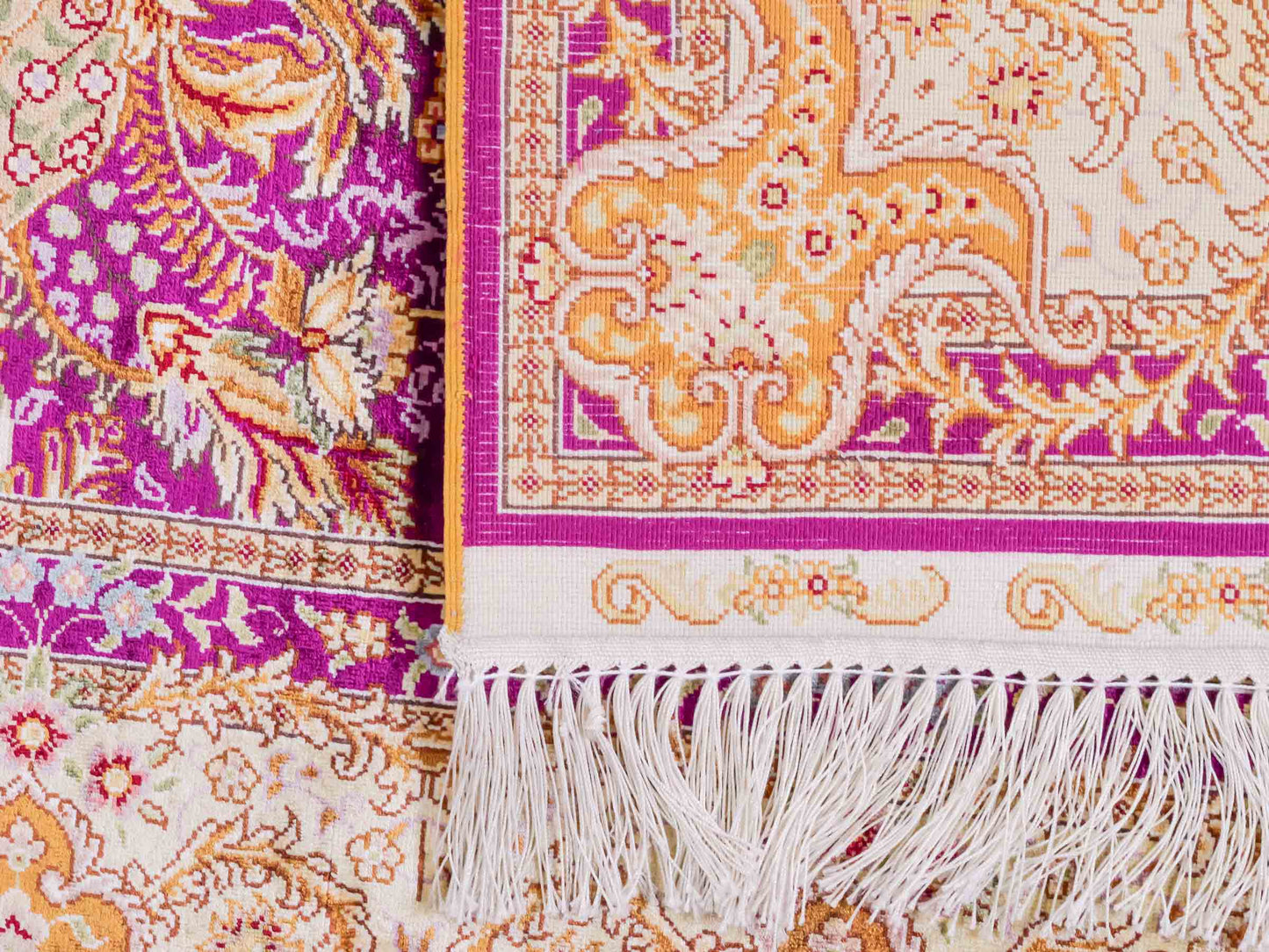 Handgeknüpfter Sino Hereke Seidenteppich von Khademi aus Seide, fuchsia-gold. Chinesischer Teppich mit Allover-Motiv. Orientteppich, von Hand geknüpft in China. Größe: 183 cm x 124 cm. Teppichnummer: SB3-1139. Verkauf durch Jupiter Intl.