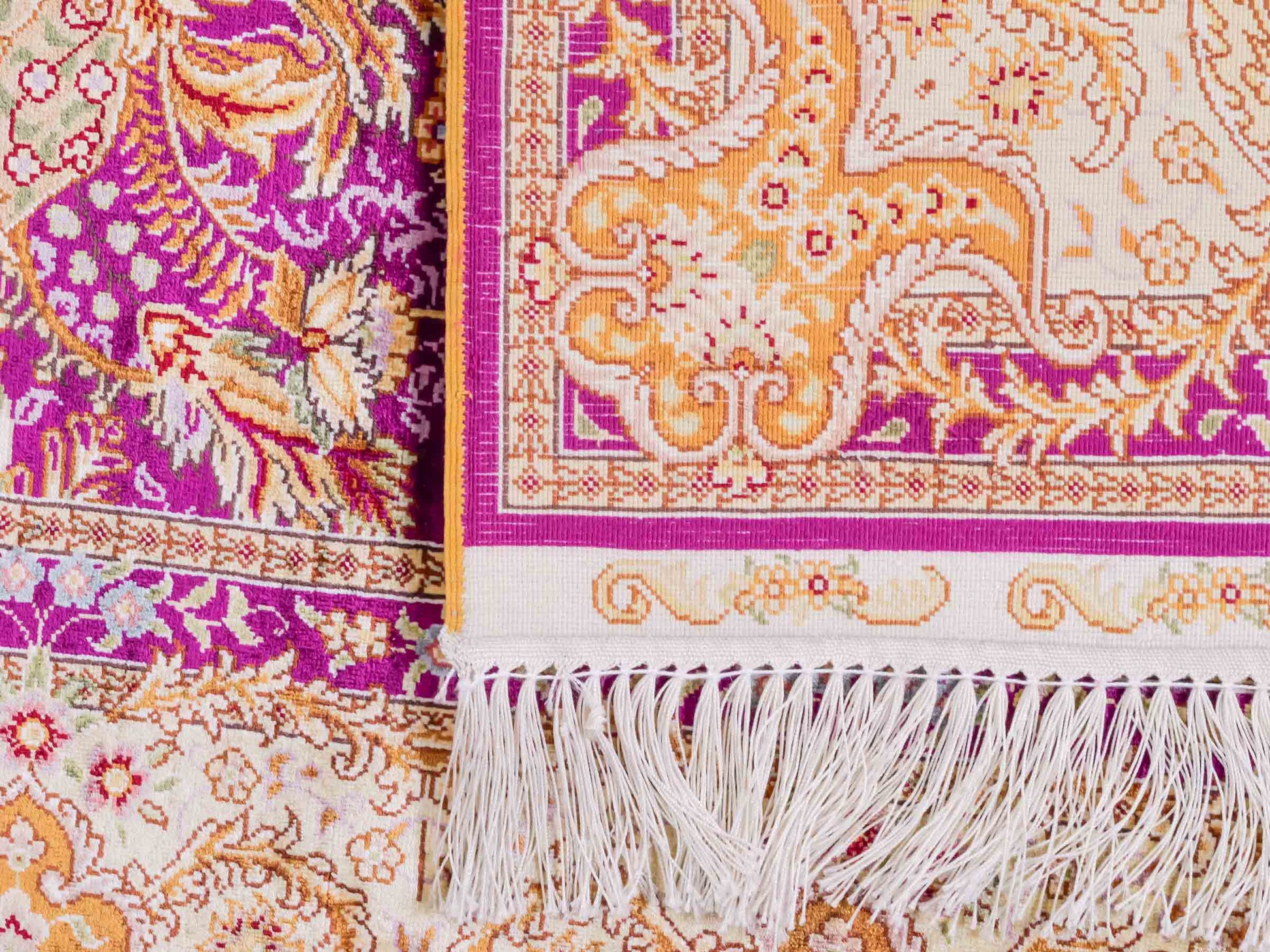 Handgeknüpfter Sino Hereke Seidenteppich von Khademi aus Seide, fuchsia-gold. Chinesischer Teppich mit Allover-Motiv. Orientteppich, von Hand geknüpft in China. Größe: 183 cm x 124 cm. Teppichnummer: SB3-1139. Verkauf durch Jupiter Intl.