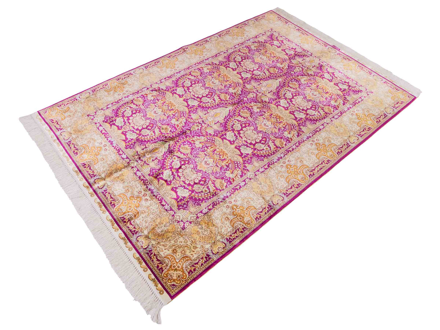 Handgeknüpfter Sino Hereke Seidenteppich von Khademi aus Seide, fuchsia-gold. Chinesischer Teppich mit Allover-Motiv. Orientteppich, von Hand geknüpft in China. Größe: 183 cm x 124 cm. Teppichnummer: SB3-1139. Verkauf durch Jupiter Intl.