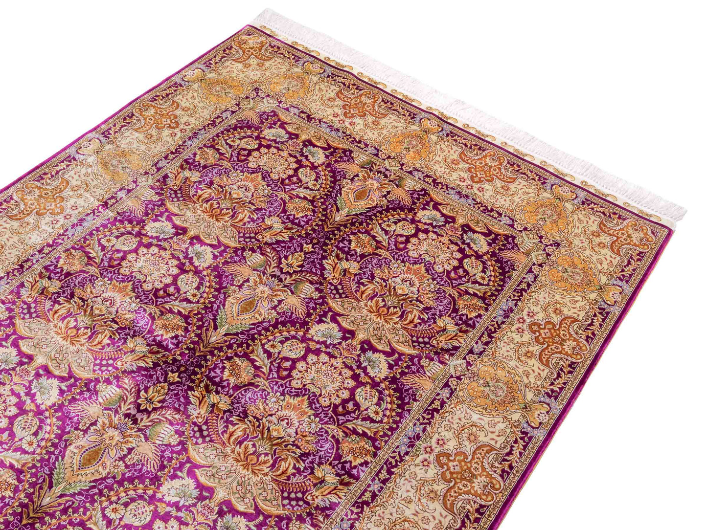 Handgeknüpfter Sino Hereke Seidenteppich von Khademi aus Seide, fuchsia-gold. Chinesischer Teppich mit Allover-Motiv. Orientteppich, von Hand geknüpft in China. Größe: 183 cm x 124 cm. Teppichnummer: SB3-1139. Verkauf durch Jupiter Intl.