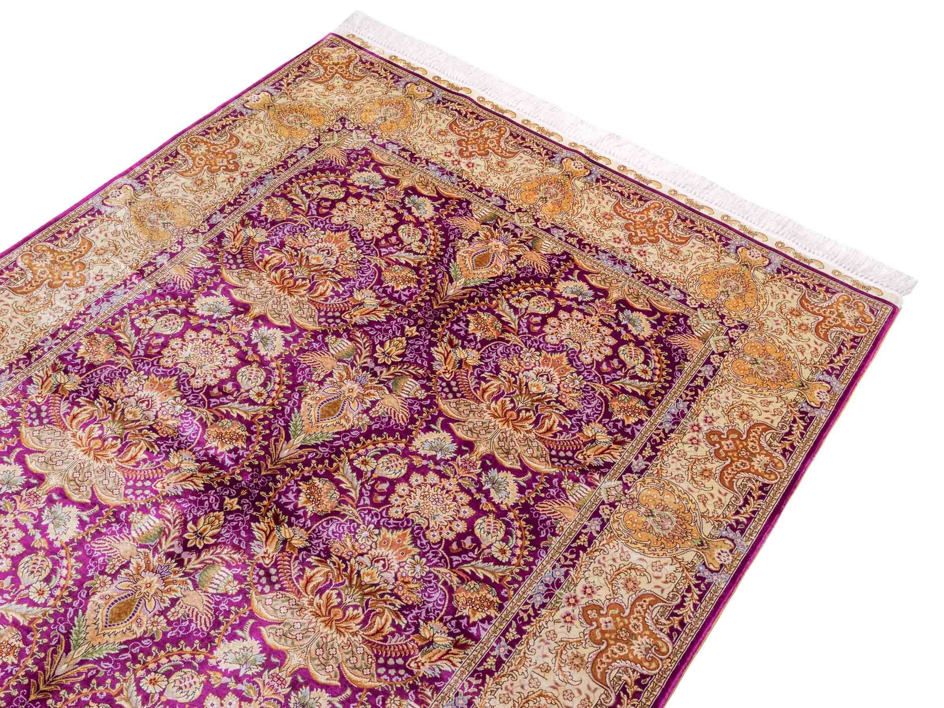 Handgeknüpfter Sino Hereke Seidenteppich von Khademi aus Seide, fuchsia-gold. Chinesischer Teppich mit Allover-Motiv. Orientteppich, von Hand geknüpft in China. Größe: 183 cm x 124 cm. Teppichnummer: SB3-1139. Verkauf durch Jupiter Intl.