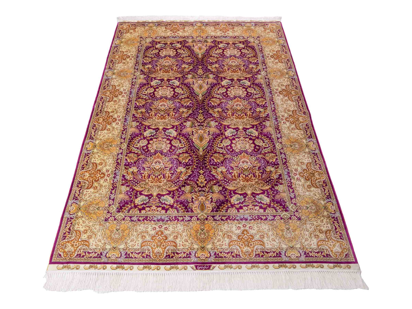 Handgeknüpfter Sino Hereke Seidenteppich von Khademi aus Seide, fuchsia-gold. Chinesischer Teppich mit Allover-Motiv. Orientteppich, von Hand geknüpft in China. Größe: 183 cm x 124 cm. Teppichnummer: SB3-1139. Verkauf durch Jupiter Intl.