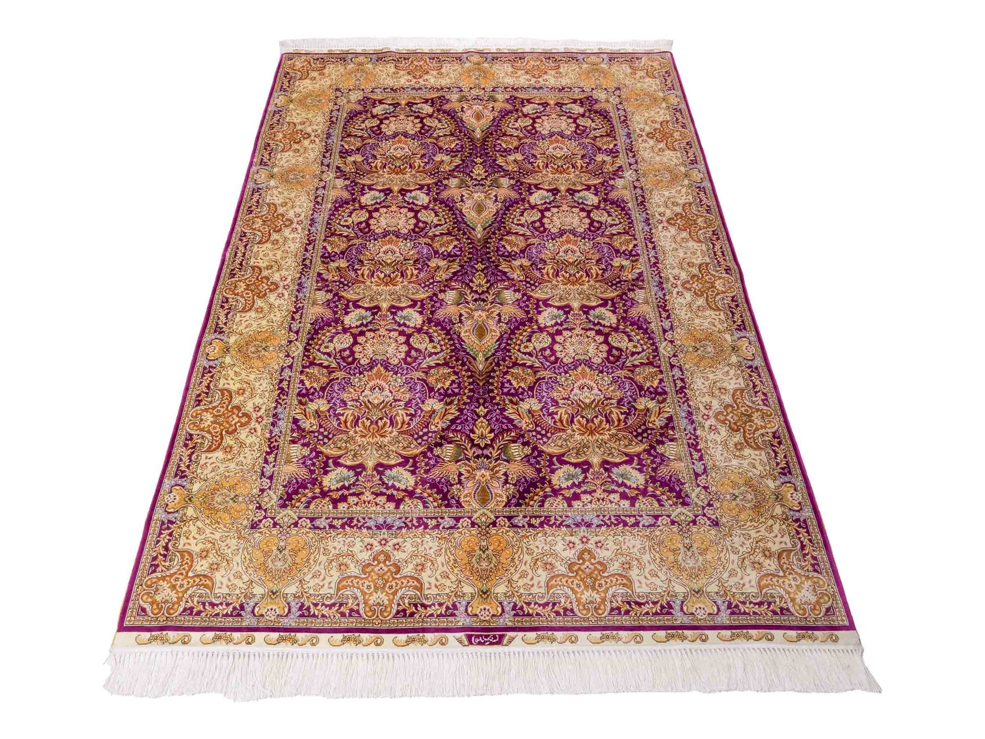 Handgeknüpfter Sino Hereke Seidenteppich von Khademi aus Seide, fuchsia-gold. Chinesischer Teppich mit Allover-Motiv. Orientteppich, von Hand geknüpft in China. Größe: 183 cm x 124 cm. Teppichnummer: SB3-1139. Verkauf durch Jupiter Intl.