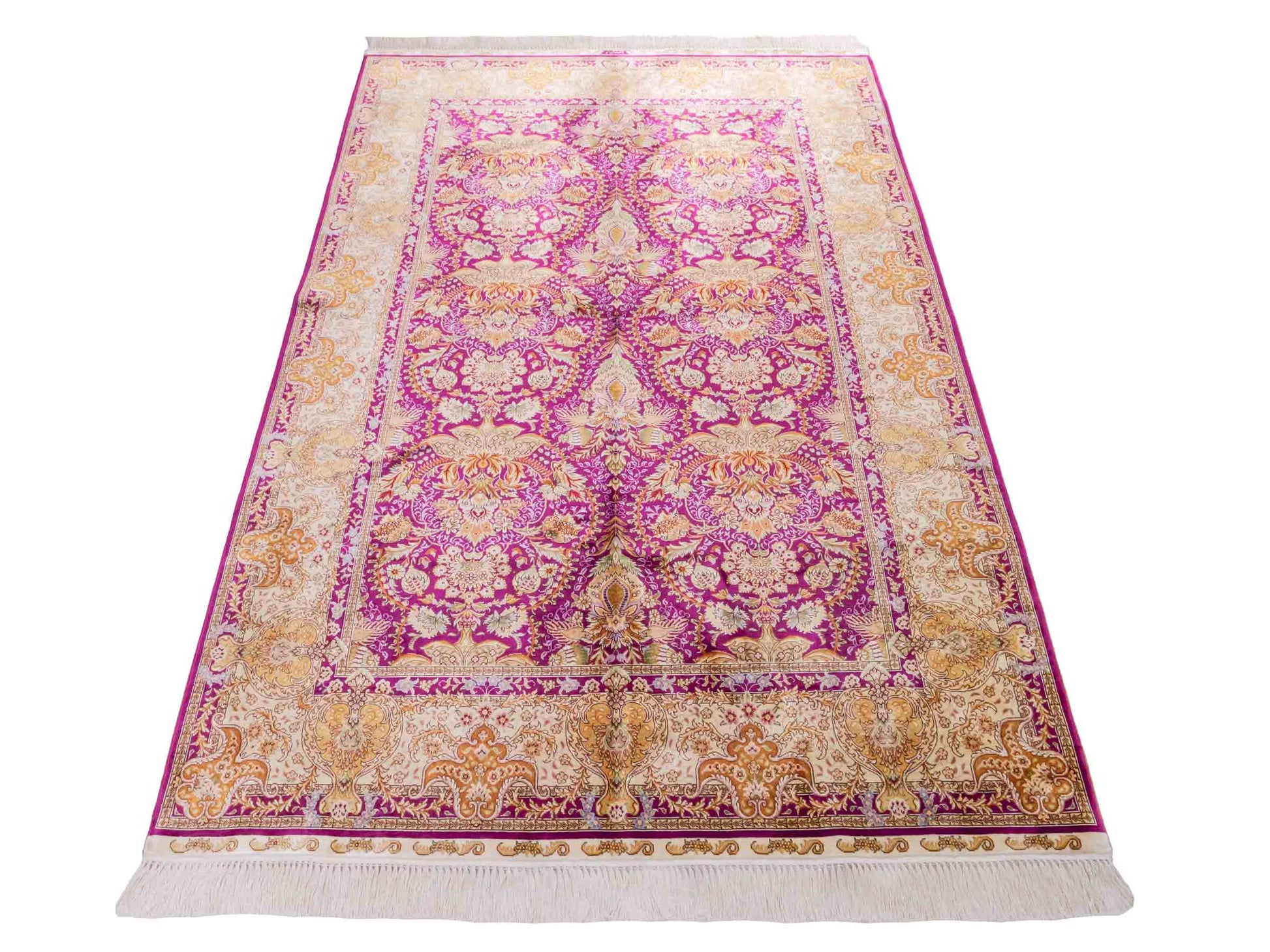 Handgeknüpfter Sino Hereke Seidenteppich von Khademi aus Seide, fuchsia-gold. Chinesischer Teppich mit Allover-Motiv. Orientteppich, von Hand geknüpft in China. Größe: 183 cm x 124 cm. Teppichnummer: SB3-1139. Verkauf durch Jupiter Intl.