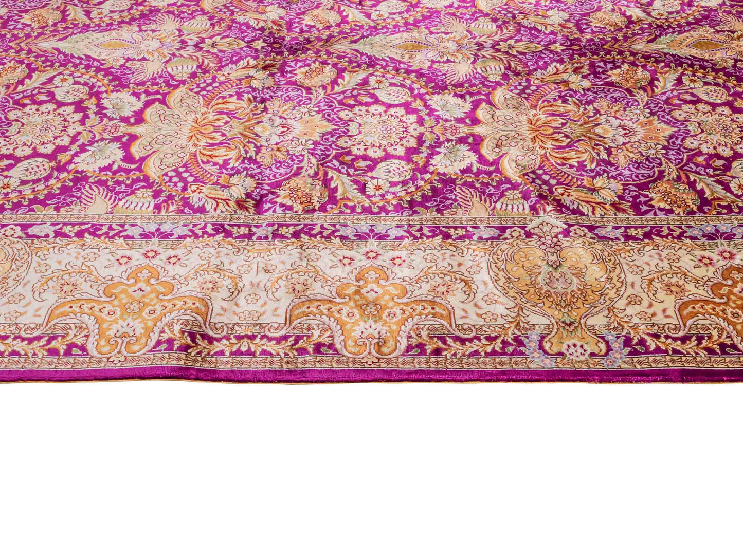 Handgeknüpfter Sino Hereke Seidenteppich von Khademi aus Seide, fuchsia-gold. Chinesischer Teppich mit Allover-Motiv. Orientteppich, von Hand geknüpft in China. Größe: 183 cm x 124 cm. Teppichnummer: SB3-1139. Verkauf durch Jupiter Intl.