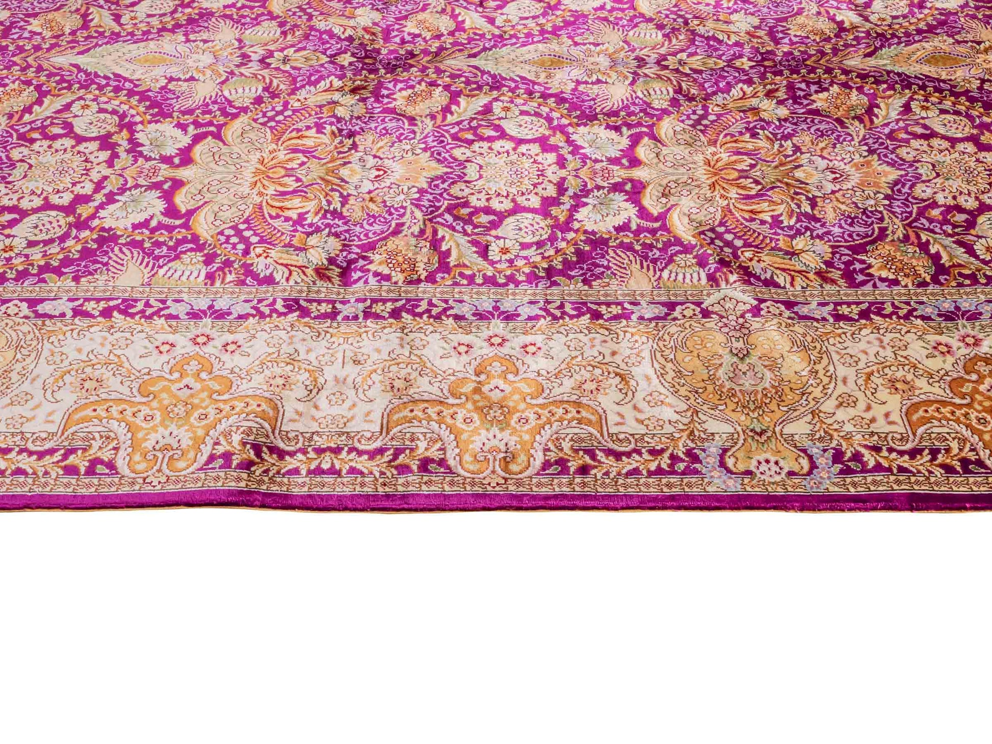 Handgeknüpfter Sino Hereke Seidenteppich von Khademi aus Seide, fuchsia-gold. Chinesischer Teppich mit Allover-Motiv. Orientteppich, von Hand geknüpft in China. Größe: 183 cm x 124 cm. Teppichnummer: SB3-1139. Verkauf durch Jupiter Intl.