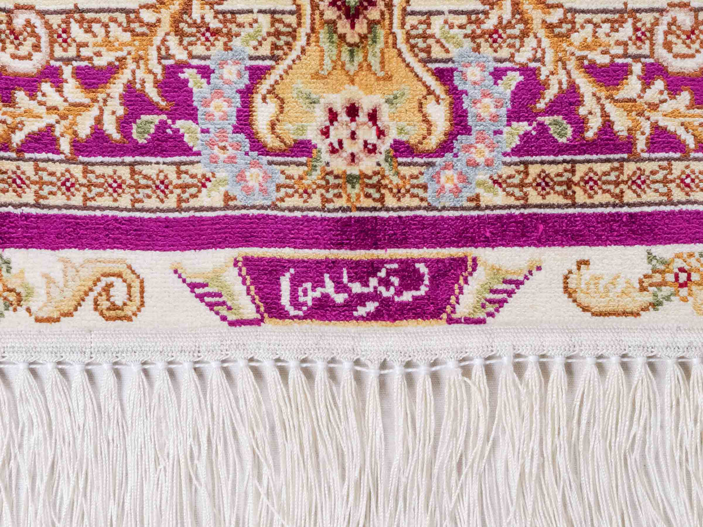 Handgeknüpfter Sino Hereke Seidenteppich von Khademi aus Seide, fuchsia-gold. Chinesischer Teppich mit Allover-Motiv. Orientteppich, von Hand geknüpft in China. Größe: 183 cm x 124 cm. Teppichnummer: SB3-1139. Verkauf durch Jupiter Intl.