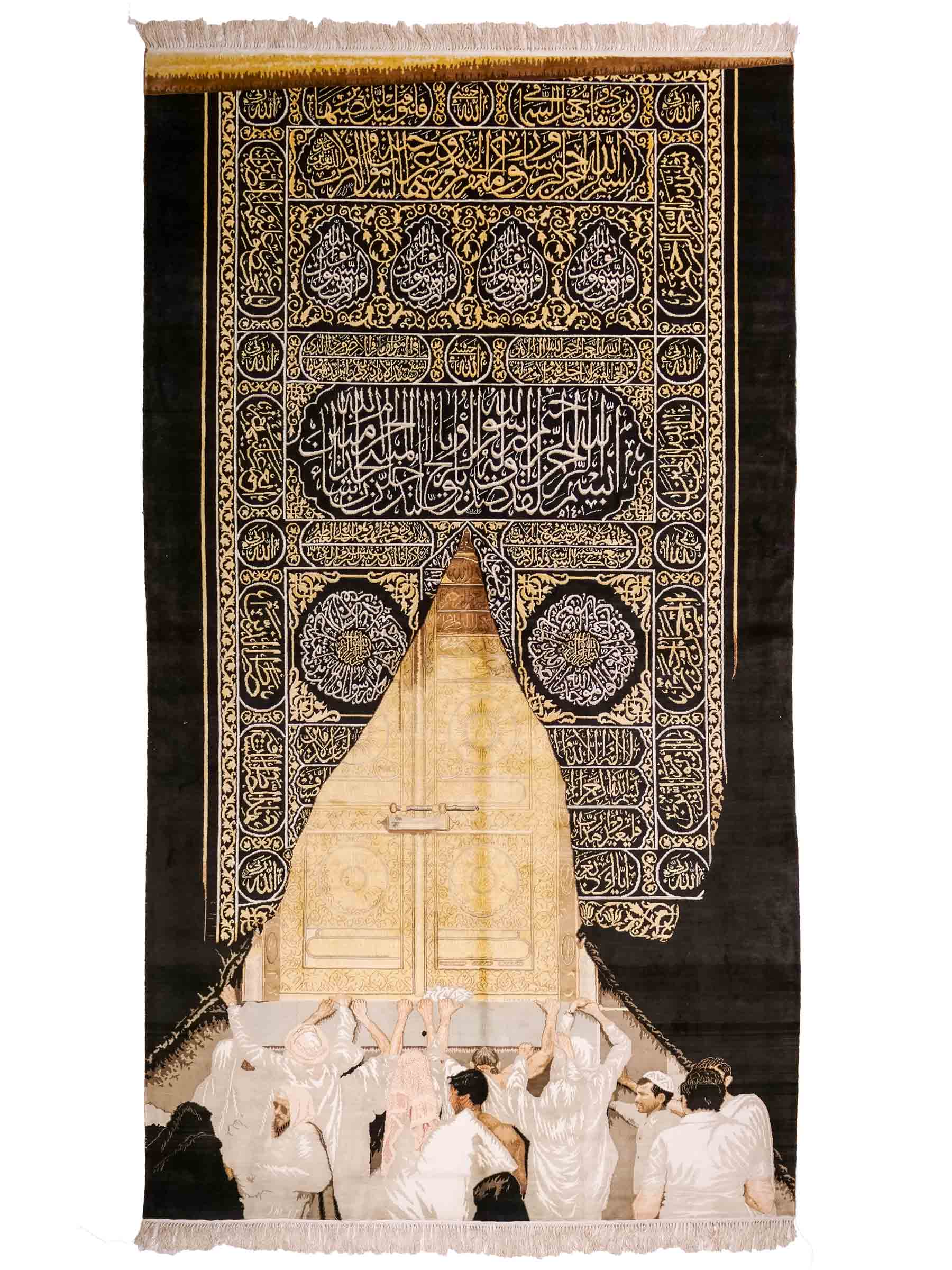 Handgeknüpfter Sino Hereke Seidenteppich von Khademi aus reiner Seide, schwarz-gold. Feiner, chinesischer Teppich mit Bildmotiv, signiert. Orientteppich, geknüpft in China. Größe: 250 x 150 cm. Teppichnummer: SB3-1080 | Jupiter Intl