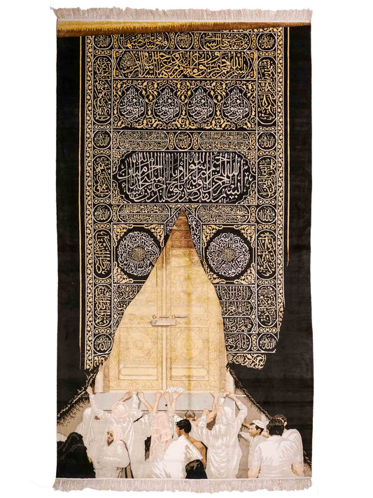Handgeknüpfter Sino Hereke Seidenteppich von Khademi aus reiner Seide, schwarz-gold. Feiner, chinesischer Teppich mit Bildmotiv, signiert. Orientteppich, geknüpft in China. Größe: 250 x 150 cm. Teppichnummer: SB3-1080 | Jupiter Intl
