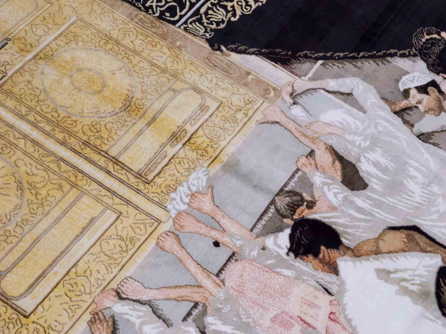 Handgeknüpfter Sino Hereke Seidenteppich von Khademi aus reiner Seide, schwarz-gold. Feiner, chinesischer Teppich mit Bildmotiv, signiert. Orientteppich, geknüpft in China. Größe: 250 x 150 cm. Teppichnummer: SB3-1080 | Jupiter Intl