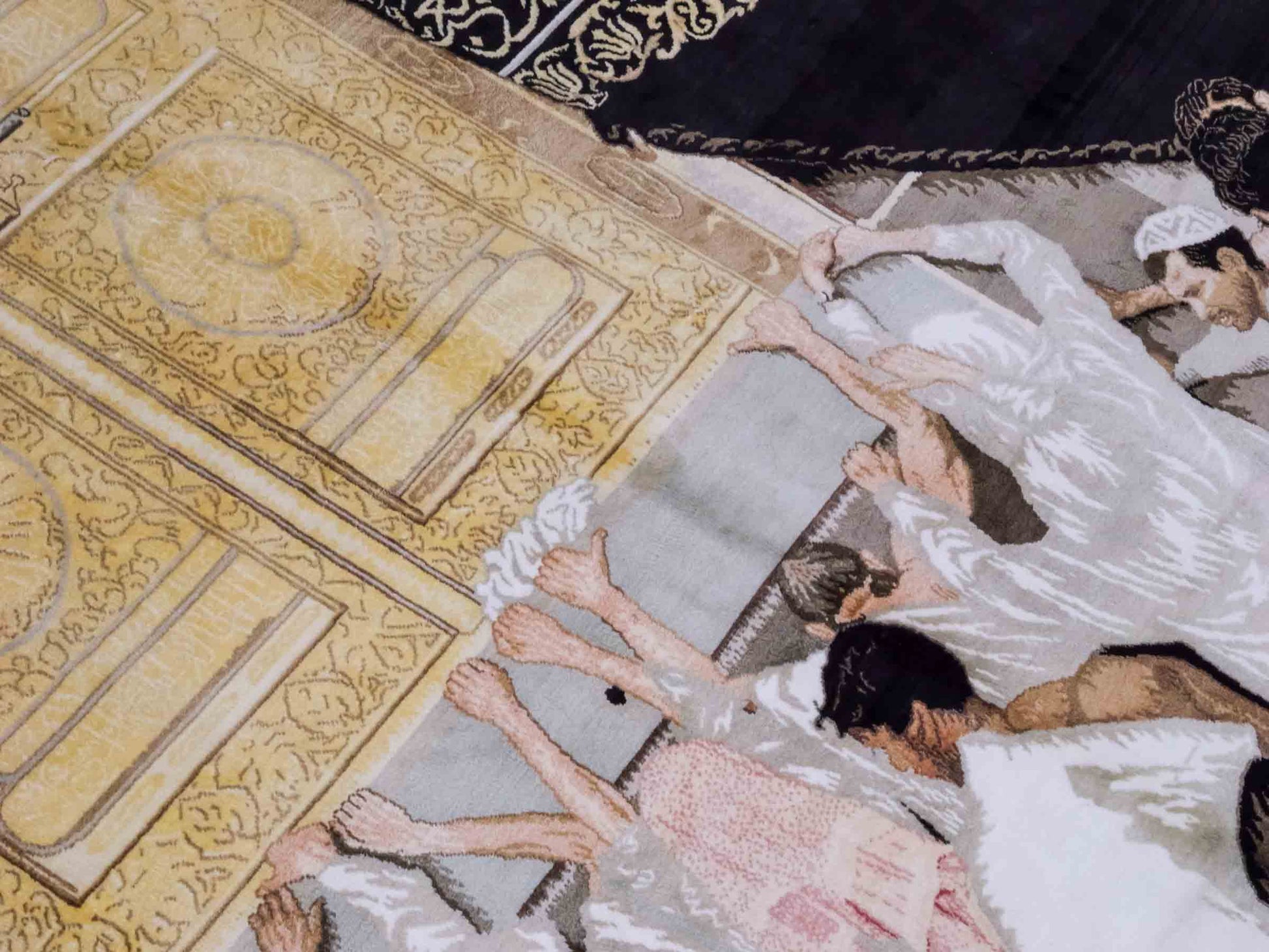 Handgeknüpfter Sino Hereke Seidenteppich von Khademi aus reiner Seide, schwarz-gold. Feiner, chinesischer Teppich mit Bildmotiv, signiert. Orientteppich, geknüpft in China. Größe: 250 x 150 cm. Teppichnummer: SB3-1080 | Jupiter Intl